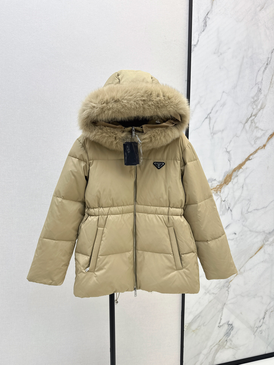 NO:468871,With dust bag PD 25Ss———The latest waist drawstring waist design for autumn and winter, raccoon fur collar hooded down jacket must-have in winter. The drawstring waist design is versatile and not picky. Original custom logo triangular leather brand decoration, age-reducing and fashionable. Original custom national standard 90 white goose down filling. Imported light memory silk fabric. Texture breathable and lightweight. Imported machine sewing line craftsmanship. The upper body is capable and handsome. Original hardware accessories. Three colors are available for sale in stock. 38/40/42/44,,down jacket,hats,alexander wang.19860909配防尘袋PD 25Ss———秋冬最新款腰部抽绳收腰设计貉子毛领连帽羽绒服冬天的必备凹造型单品 抽绳收腰版型百搭不挑人 原版定制logo三角皮牌装饰 减龄又时髦 原版定制国标90白鹅绒填充 进口轻盈记忆丝面料 质感透气轻便 进口机缝制线条工艺 上身干练帅气 原版五金配件 三色现货发售38/40/42/44,,down jacket,hats,alexander wang,Women's clothing