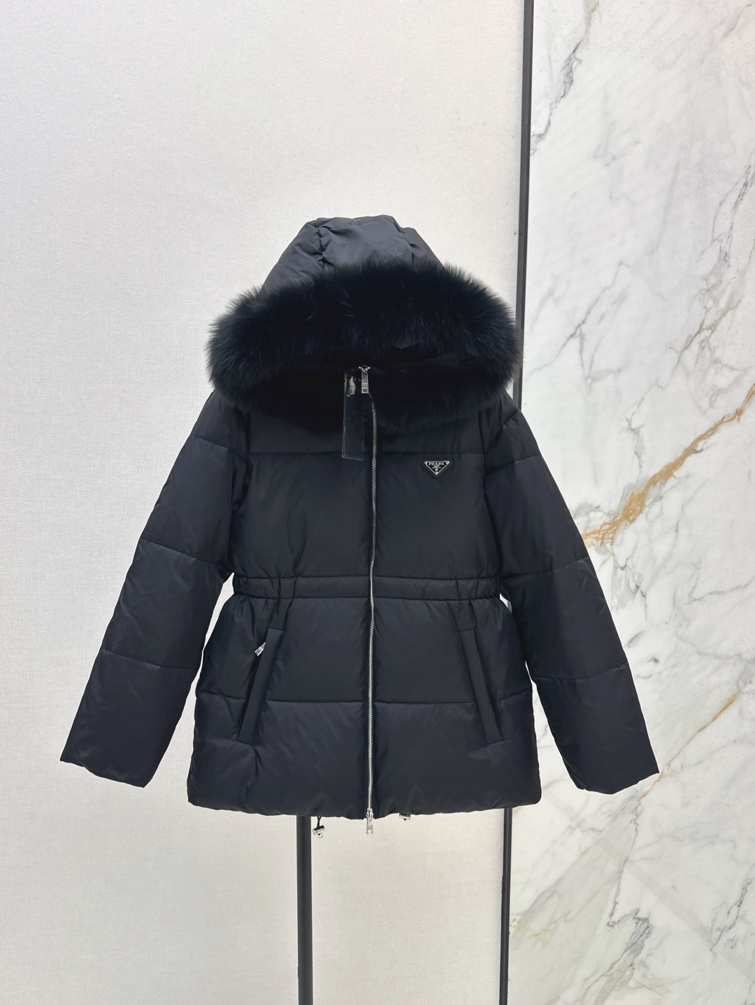 NO:468864,With dust bag PD 25Ss———The latest waist drawstring waist design for autumn and winter, raccoon fur collar hooded down jacket must-have in winter. The drawstring waist design is versatile and not picky. Original custom logo triangular leather brand decoration, age-reducing and fashionable. Original custom national standard 90 white goose down filling. Imported light memory silk fabric. Texture breathable and lightweight. Imported machine sewing line craftsmanship. The upper body is capable and handsome. Original hardware accessories. Three colors are available for sale in stock. 38/40/42/44,,down jacket,hats,alexander wang.19860909配防尘袋PD 25Ss———秋冬最新款腰部抽绳收腰设计貉子毛领连帽羽绒服冬天的必备凹造型单品 抽绳收腰版型百搭不挑人 原版定制logo三角皮牌装饰 减龄又时髦 原版定制国标90白鹅绒填充 进口轻盈记忆丝面料 质感透气轻便 进口机缝制线条工艺 上身干练帅气 原版五金配件 三色现货发售38/40/42/44,,down jacket,hats,alexander wang,Women's clothing