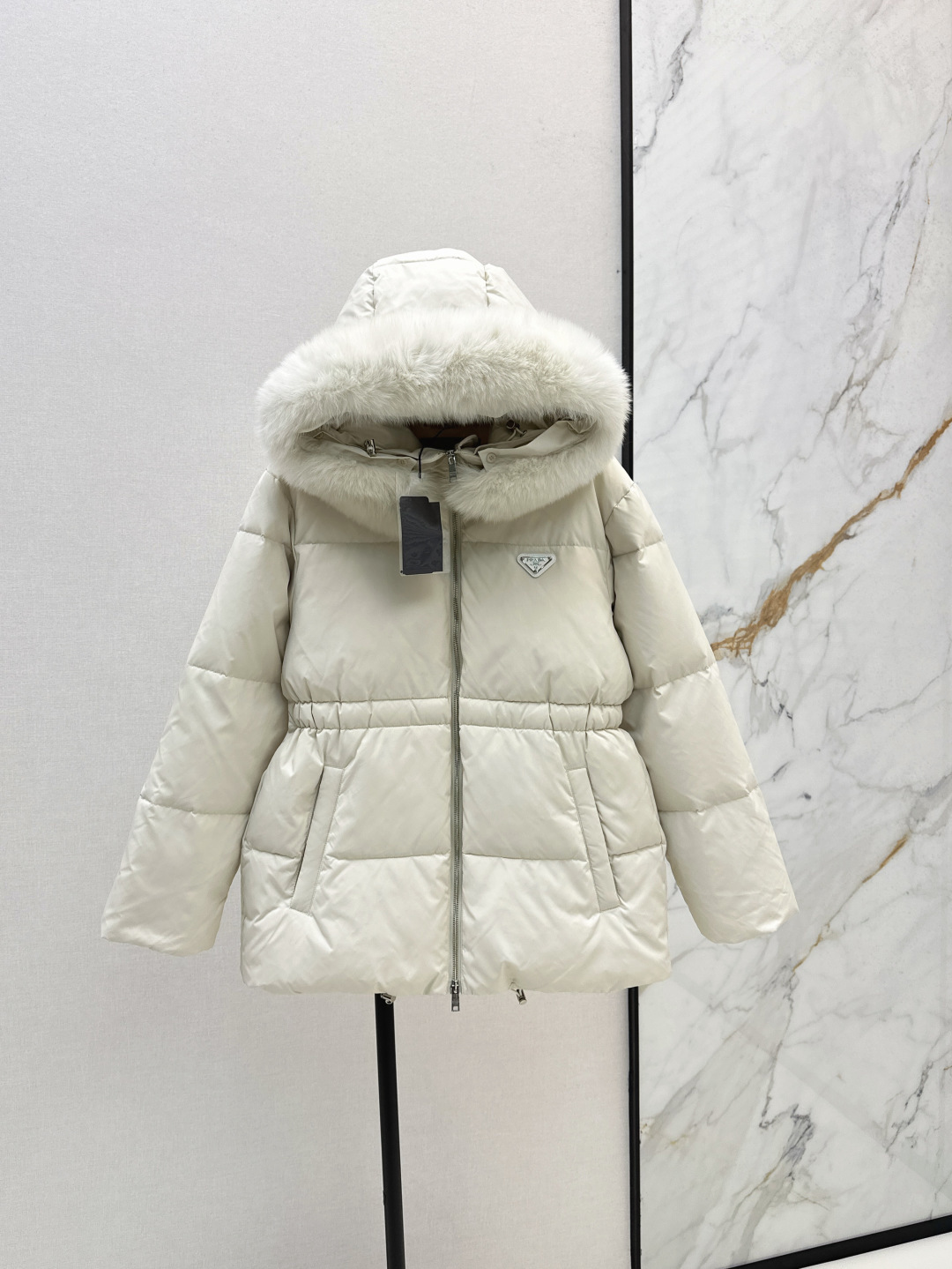 NO:468857,With dust bag PD 25Ss———The latest waist drawstring waist design for autumn and winter, raccoon fur collar hooded down jacket must-have in winter. The drawstring waist design is versatile and not picky. Original custom logo triangular leather brand decoration, age-reducing and fashionable. Original custom national standard 90 white goose down filling. Imported light memory silk fabric. Texture breathable and lightweight. Imported machine sewing line craftsmanship. The upper body is capable and handsome. Original hardware accessories. Three colors are available for sale in stock. 38/40/42/44,,down jacket,hats,alexander wang.19860909配防尘袋PD 25Ss———秋冬最新款腰部抽绳收腰设计貉子毛领连帽羽绒服冬天的必备凹造型单品 抽绳收腰版型百搭不挑人 原版定制logo三角皮牌装饰 减龄又时髦 原版定制国标90白鹅绒填充 进口轻盈记忆丝面料 质感透气轻便 进口机缝制线条工艺 上身干练帅气 原版五金配件 三色现货发售38/40/42/44,,down jacket,hats,alexander wang,Women's clothing