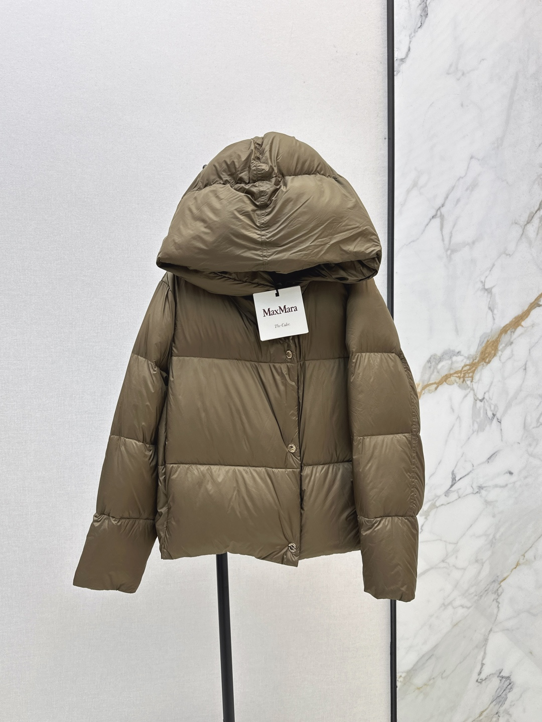 NO:468901,With dust bag Max 25Ss———The latest simple hooded short down jacket with autumn and winter, classic three-dimensional H-shaped tailoring, classic fashionable and handsome, original letter logo armband decoration, highlighting brand recognition, national standard 90 white goose down filling, imported recycled nylon fabric with excellent texture, imported machine sewing, original hardware accessories, complete label hanging Recommended Three-color spot sale smlxl,, jackets & coats, down jacket, hats, alexander wang19860909配防尘袋Max 25Ss———秋冬最新款简约连帽短款羽绒服外套经典立体H版型剪裁 经典时髦又帅气 原版字母logo袖标装饰 彰显品牌辨识度 国标90白鹅绒填充 进口再生尼龙面料质感超赞 进口机缝制 原版五金配件 标吊齐全 推荐 三色现货发售smlxl,,jackets & coats,down jacket,hats,alexander wang,Women's clothing