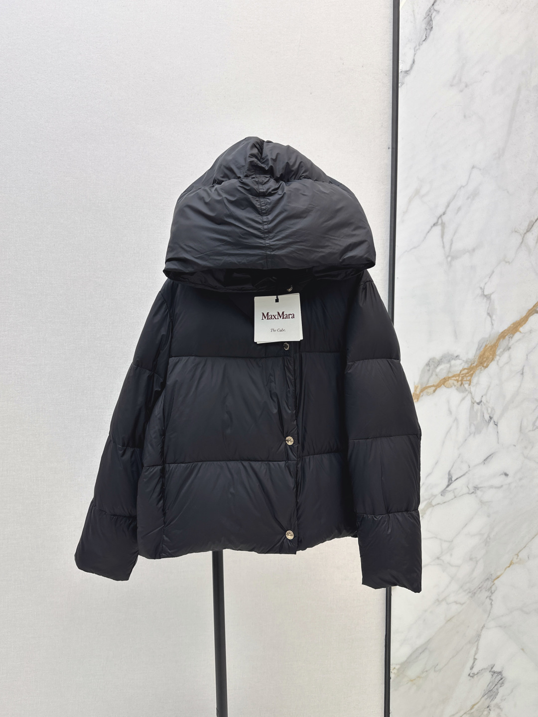 NO:468896,With dust bag Max 25Ss———The latest simple hooded short down jacket with autumn and winter, classic three-dimensional H-shaped tailoring, classic fashionable and handsome, original letter logo armband decoration, highlighting brand recognition, national standard 90 white goose down filling, imported recycled nylon fabric with excellent texture, imported machine sewing, original hardware accessories, complete label hanging Recommended Three-color spot sale smlxl,, jackets & coats, down jacket, hats, alexander wang19860909配防尘袋Max 25Ss———秋冬最新款简约连帽短款羽绒服外套经典立体H版型剪裁 经典时髦又帅气 原版字母logo袖标装饰 彰显品牌辨识度 国标90白鹅绒填充 进口再生尼龙面料质感超赞 进口机缝制 原版五金配件 标吊齐全 推荐 三色现货发售smlxl,,jackets & coats,down jacket,hats,alexander wang,Women's clothing