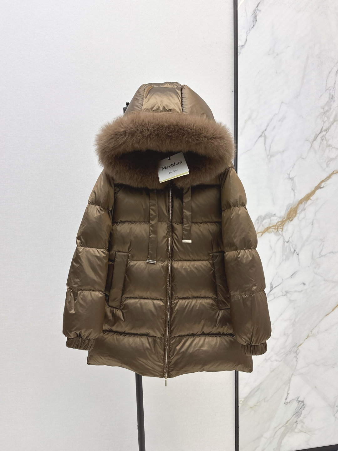 Max Mara Abrigo Acolchado con Capucha y Ribete de Piel para Mujer
