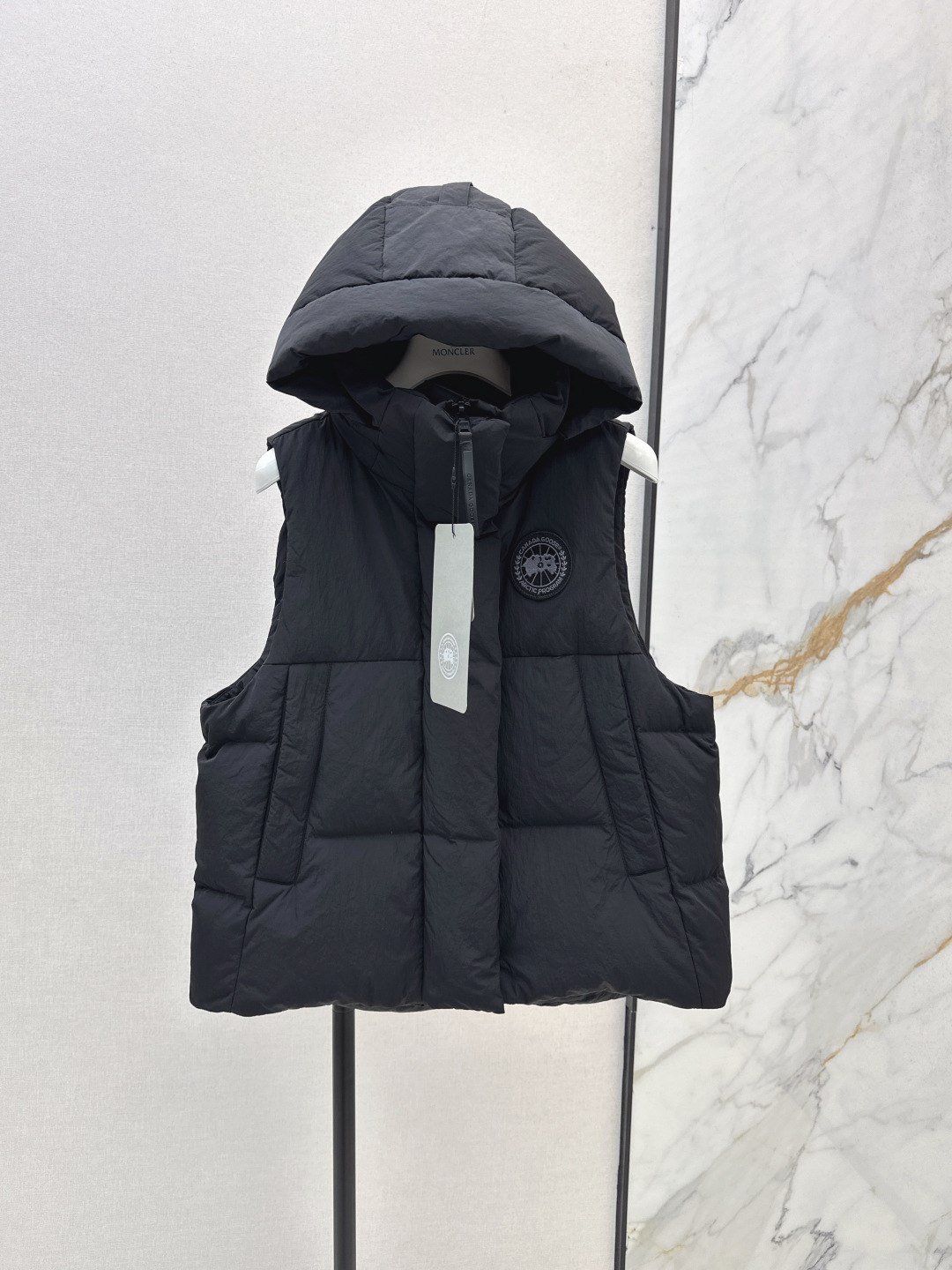 NO:470373,With dust bag Canada ~ 25Ss ———The latest autumn and winter map badge decorative hooded short down jacket vest custom hardware accessories are all detailed in place Simple streamlined bread slimming effect on the upper body is awesome Goddess must have versatile and fashionable and elegant temperament National standard 90 imported white duck down filling, warm and refuse to be bloated, two colors are available for sale in stock sml, down jacket, hats, alexander wang19860909配防尘袋Canada～ 25Ss————秋冬最新款地图徽章装饰连帽短款羽绒服马甲 定制五金配件所有细节处理全面到位 简约流线型面包廓形 上身显瘦效果超赞 女神必备 百搭时髦又优雅气质 国标90进口白鸭绒填充 保暖拒绝臃肿 两色现货发售sml,,down jacket,hats,alexander wang,Women's clothing