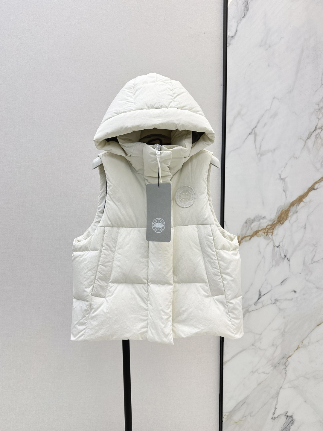 NO:470380,With dust bag Canada ~ 25Ss ———The latest autumn and winter map badge decorative hooded short down jacket vest custom hardware accessories are all detailed in place Simple streamlined bread slimming effect on the upper body is awesome Goddess must have versatile and fashionable and elegant temperament National standard 90 imported white duck down filling, warm and refuse to be bloated, two colors are available for sale in stock sml, down jacket, hats, alexander wang19860909配防尘袋Canada～ 25Ss————秋冬最新款地图徽章装饰连帽短款羽绒服马甲 定制五金配件所有细节处理全面到位 简约流线型面包廓形 上身显瘦效果超赞 女神必备 百搭时髦又优雅气质 国标90进口白鸭绒填充 保暖拒绝臃肿 两色现货发售sml,,down jacket,hats,alexander wang,Women's clothing