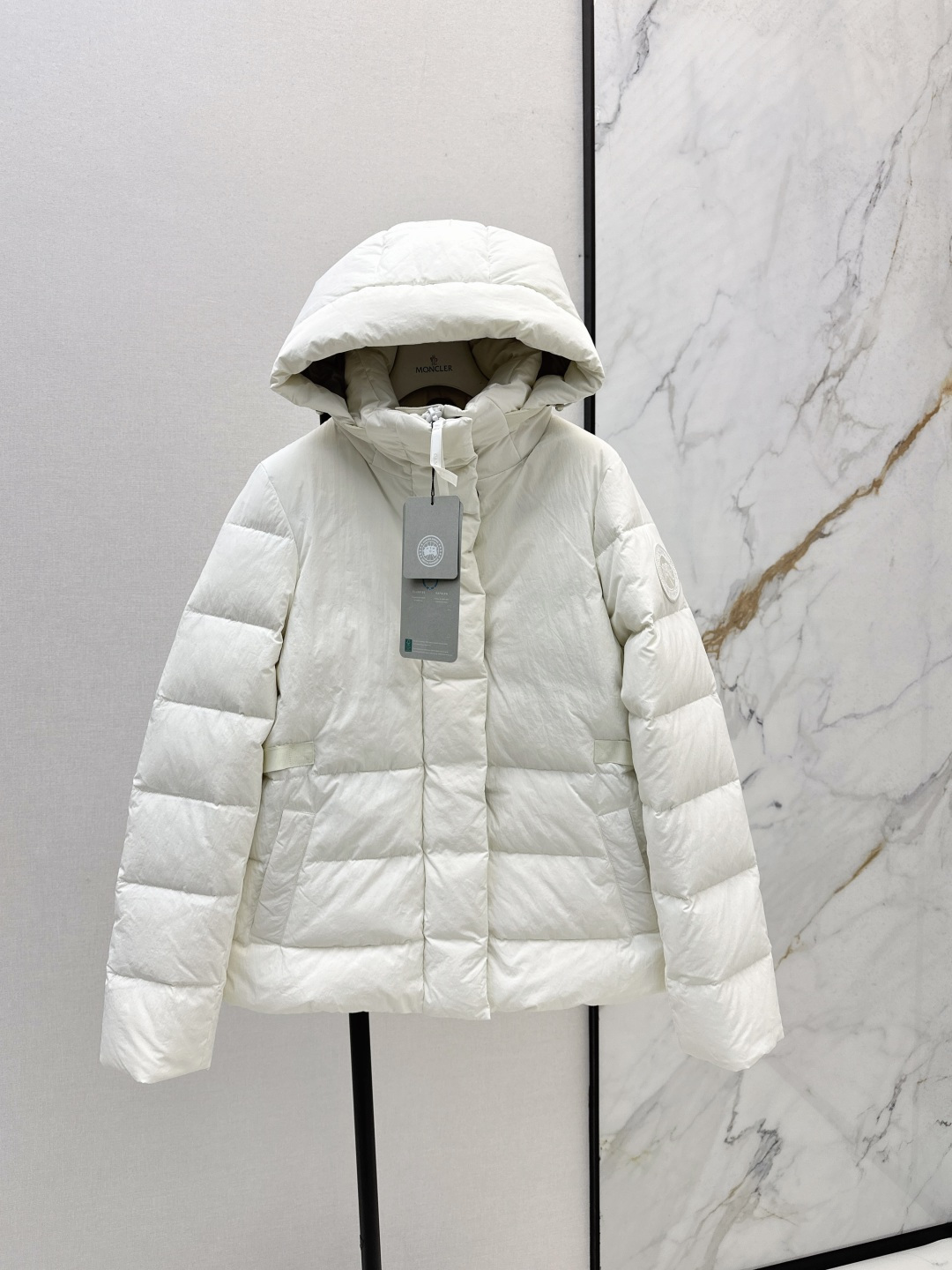 NO:470435,With dust bag Canada ~ 25Ss ————New autumn and winter hooded short bread down jacket jacket Customized hardware accessories are all detailed in place Simple streamlined bread silhouette The waist adjustable belt on the back body is excellent slimming effect. The goddess must have versatile and fashionable and elegant temperament. National standard 90 imported white duck down filling. Warm and refuse to be bloated. Two colors are available for sale in stock. Sml, Jackets & coats, down jacket, hats, alexander wang19860909配防尘袋Canada ～ 25Ss————秋冬新品连帽短款面包羽绒服外套 定制五金配件所有细节处理全面到位 简约流线型面包廓形 后腰可调节腰带上身显瘦效果超赞 女神必备 百搭时髦又优雅气质 国标90进口白鸭绒填充 保暖拒绝臃肿 两色现货发售sml,,jackets & coats,down jacket,hats,alexander wang,Women's clothing