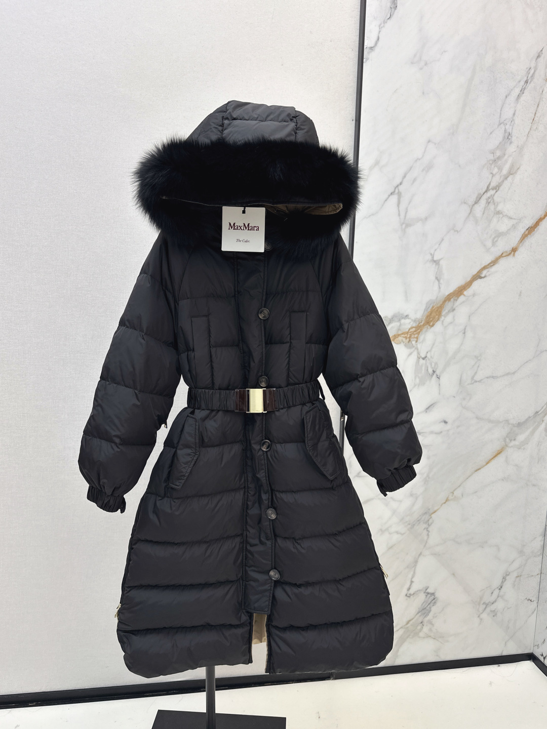 NO:470426,Original quality with dust bag Max 25Ss———The latest autumn and winter super large fur collar belt waist hooded double-sided long down jacket, double-sided wearable ~The hooded design is simple, generous and practical, classic three-dimensional H-shaped tailoring, freeze-square, classic fashionable and handsome, national standard 90 white goose down filling, imported recycled nylon fabric with excellent texture, imported machine sewing, front and back two-sided outfit Recommended Two-color spot on sale 38/40/42/44,, down jacket, hats, alexander wang19860909配防尘袋原单品质 Max 25Ss———秋冬最新款超大毛领腰带束腰连帽双面长款羽绒服 双面可穿 ～连帽设计简单大方实用性强 经典立体H版型剪裁 机缝定格 经典时髦又帅气 国标90白鹅绒填充 进口再生尼龙面料质感超赞 进口机缝制 正反两面穿搭 推荐 两色现货发售38/40/42/44,,down jacket,hats,alexander wang,Women's clothing