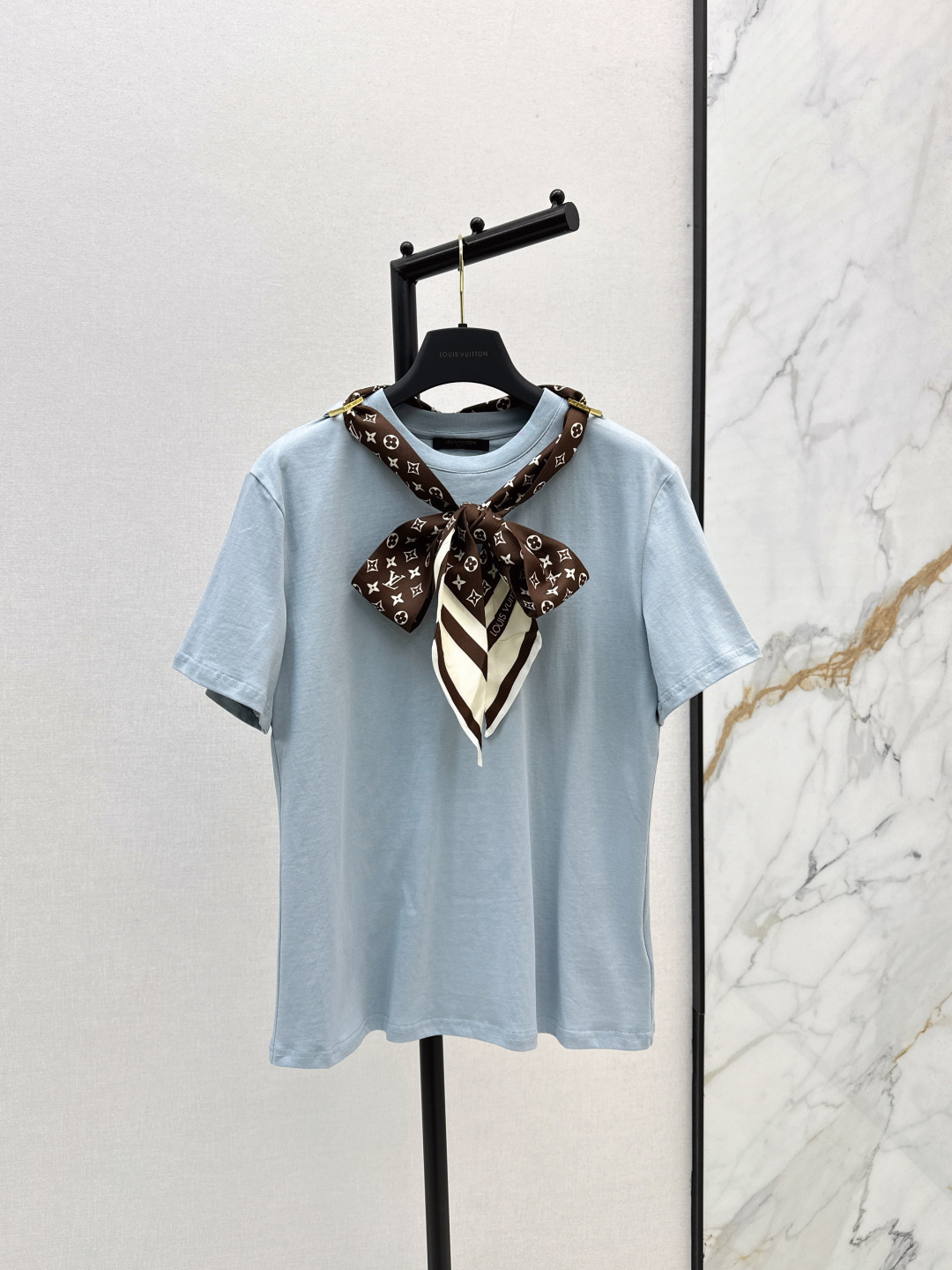 NO:470411,L Home 25Ss———The latest silk scarf decorative T-shirt custom made of cotton, comfortable and delicate texture, breathable, round neck short-sleeved style, all-vamp color, versatile and durable, silk scarf worn through decoration, Corsone-colored and more fashionable, combined with the letter logo of the four-leaf clover, old money is very fashionable, easy to wear on the upper body to create a fashionable and high-end feeling, two colors are available for sale in stock,,louis vuitton, T-shirt,tees, t-shirt,real silk,alexander wang19860909L家 25Ss———早秋最新款真丝丝巾装饰T恤定制全棉材质 质感舒适细腻 透气十足 圆领短袖版型 通体素色百搭耐看 以真丝丝巾穿过装饰 可松可系玩法更时髦 配合四叶草字母徽标 老钱时髦感十足 上身轻松穿搭出洋气高级感 两色现货发售sml,,louis vuitton,T-shirt,tees，t-shirt,real silk,alexander wang,Women's clothing