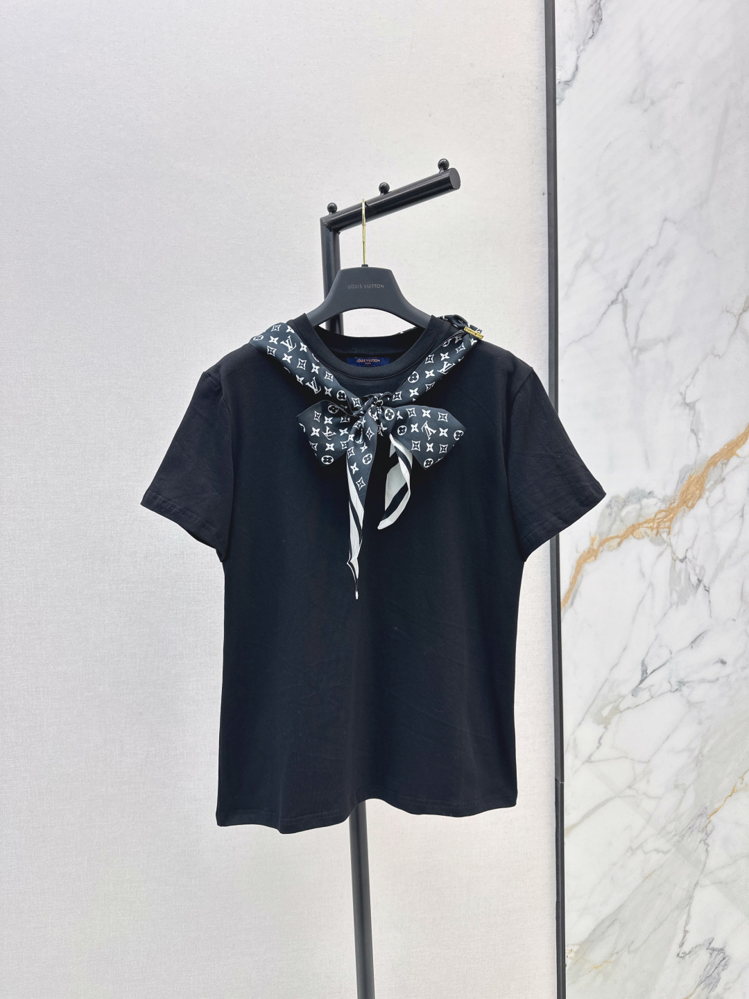 NO:470403,L Home 25Ss———The latest silk scarf decorative T-shirt custom made of cotton, comfortable and delicate texture, breathable, round neck short-sleeved style, all-vamp color, versatile and durable, silk scarf worn through decoration, Corsone-colored and more fashionable, combined with the letter logo of the four-leaf clover, old money is very fashionable, easy to wear on the upper body to create a fashionable and high-end feeling, two colors are available for sale in stock,,louis vuitton, T-shirt,tees, t-shirt,real silk,alexander wang19860909L家 25Ss———早秋最新款真丝丝巾装饰T恤定制全棉材质 质感舒适细腻 透气十足 圆领短袖版型 通体素色百搭耐看 以真丝丝巾穿过装饰 可松可系玩法更时髦 配合四叶草字母徽标 老钱时髦感十足 上身轻松穿搭出洋气高级感 两色现货发售sml,,louis vuitton,T-shirt,tees，t-shirt,real silk,alexander wang,Women's clothing