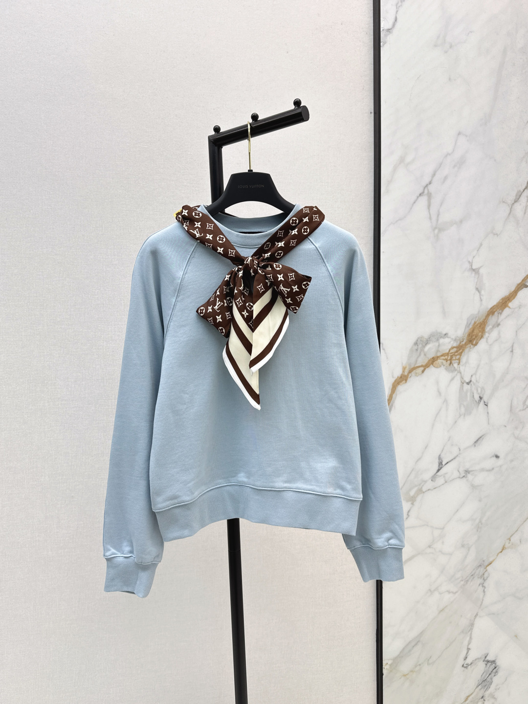 NO:470391,L Home 25Ss———The latest silk scarf pullover sweatshirt in early autumn. Customized twill cotton material. Comfortable and delicate texture. Fully breathable. Round neck pullover sweatshirt style. Regular straight tube loose cut and neat slim fit. Versatile and durable. Symmetric perforated collar edge. Decorated with silk scarf. The cosyllabus is more fashionable. With the letter logo of the four-leaf clover, the old money is full of fashionable feeling. The upper body is easy to wear and express the fashionable and high-end feeling. Two colors are available for sale in stock., louis vuitton, hoodie, sweatshirts, real silk, alexander wang19860909L家 25Ss———早秋最新款真丝丝巾套头卫衣 定制斜纹全棉材质 质感舒适细腻 透气十足 圆领套头卫衣版型 常规直筒宽松裁剪利落修身 百搭耐看 领边对称穿孔 以真丝丝巾穿过装饰 可松可系玩法更时髦 配合四叶草字母徽标 老钱时髦感十足 上身轻松穿搭出洋气高级感 两色现货发售sml,,louis vuitton,hoodie,sweatshirts,real silk,alexander wang,Women's clothing