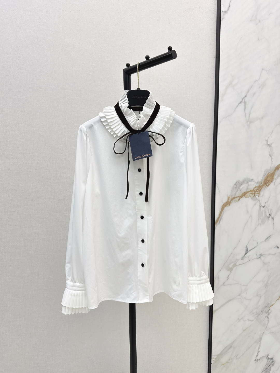 NO:470370,L Home 25Ss————————The latest style of early autumn wood earrings decorative retro shirts and celebrity temperament items, classic and stylish, everything can be perfectly controlled~High-end ready-to-wear method, exquisite and daily, easy to control, one-size spot sml,,louis vuitton,shirts,alexander wang19860909L家 25Ss—————早秋最新款木耳边装饰复古衬衫名媛气质单品 经典又有型 各种都能完美驾驭～高级成衣做法 细节美到爆 精美又日常 轻松驾驭 一色现货发售sml,,louis vuitton,shirts,alexander wang,Women's clothing