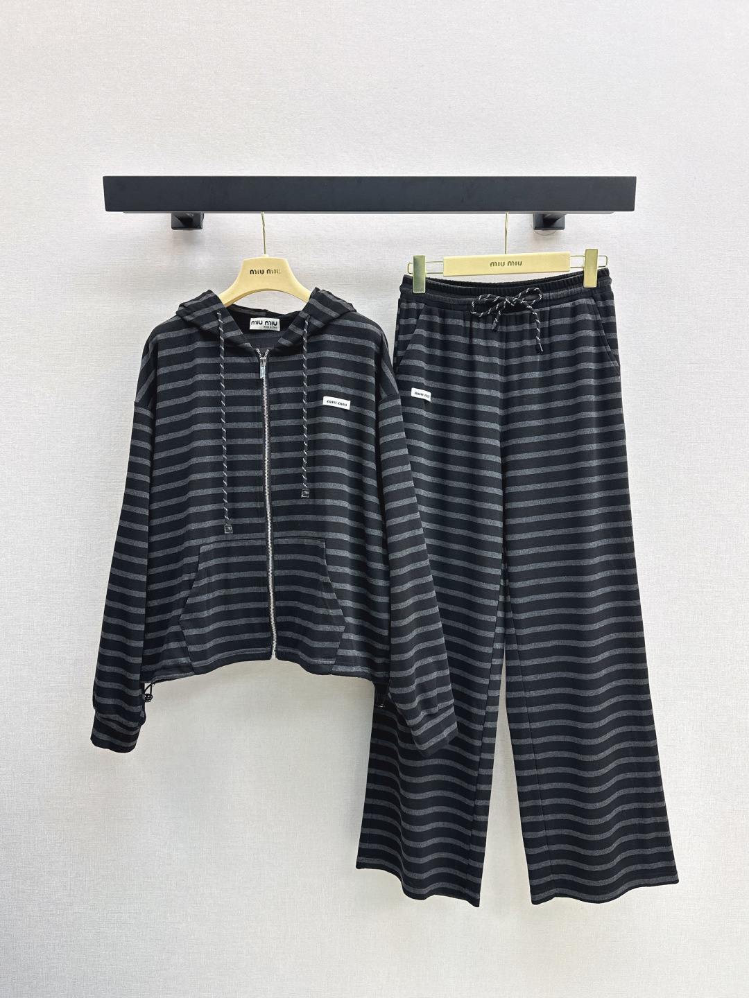 NO:470425,Miu 25Ss———The latest striped casual suit for autumn and winter, loose hooded jacket + elastic waist straight pants, Ke AKI Sa style, everyday commuting wear is very OK, unique design, richer layering, full of small details, too much points, one set out, one color is available for sale in stock,, miumiu, jackets & coats, hats, alexander wang19860909Miu 25Ss————秋冬最新款条纹休闲套装 宽松连帽外套+松紧腰直筒裤 可A可飒的风格 日常通勤穿什么的都是很OK的 设计独特 层次感更加丰富 满满小细节太加分了 一套出 一色现货发售sml,,miumiu,jackets & coats,hats,alexander wang,Women's clothing