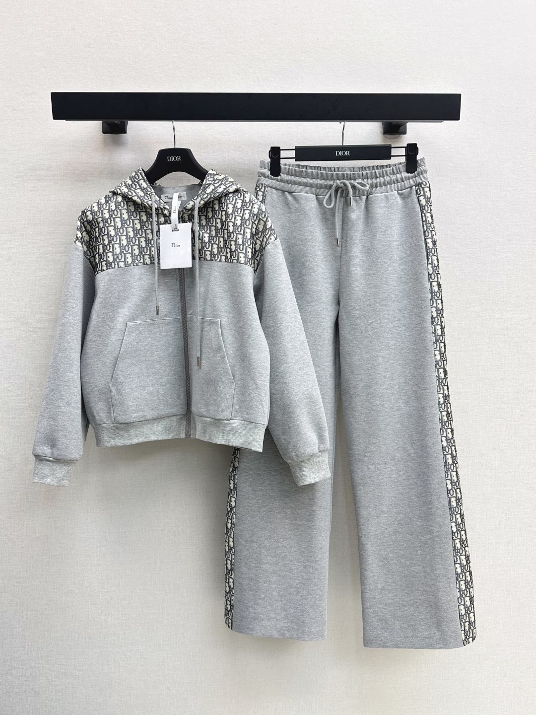 NO:470418,CD 25Ss——————The latest classic logo patchwork casual sweatshirt suit in autumn and winter. Hooded sweatshirt jacket + straight pants. Everyone can control the INS style lazy sweatshirt suit. Fashionable and sporty style. The dual needs of comfort and fashion can be integrated into every daily outfit scene. Playful and age-reducing energy. One set is available. Two colors are available for sale in stock. SML, hoodie, sweatshirts, jackets & coats, hats, alexander wang19860909CD 25Ss—————秋冬最新款经典logo拼接休闲卫衣套装 连帽卫衣外套+直筒裤 人人都能驾驭INS风懒人卫衣套装 时髦运动风 贴合舒适与时髦的双需求能融入每个日常的穿搭场景中 俏皮减龄充满元气 一套出 两色现货发售sml,,hoodie,sweatshirts,jackets & coats,hats,alexander wang,Women's clothing