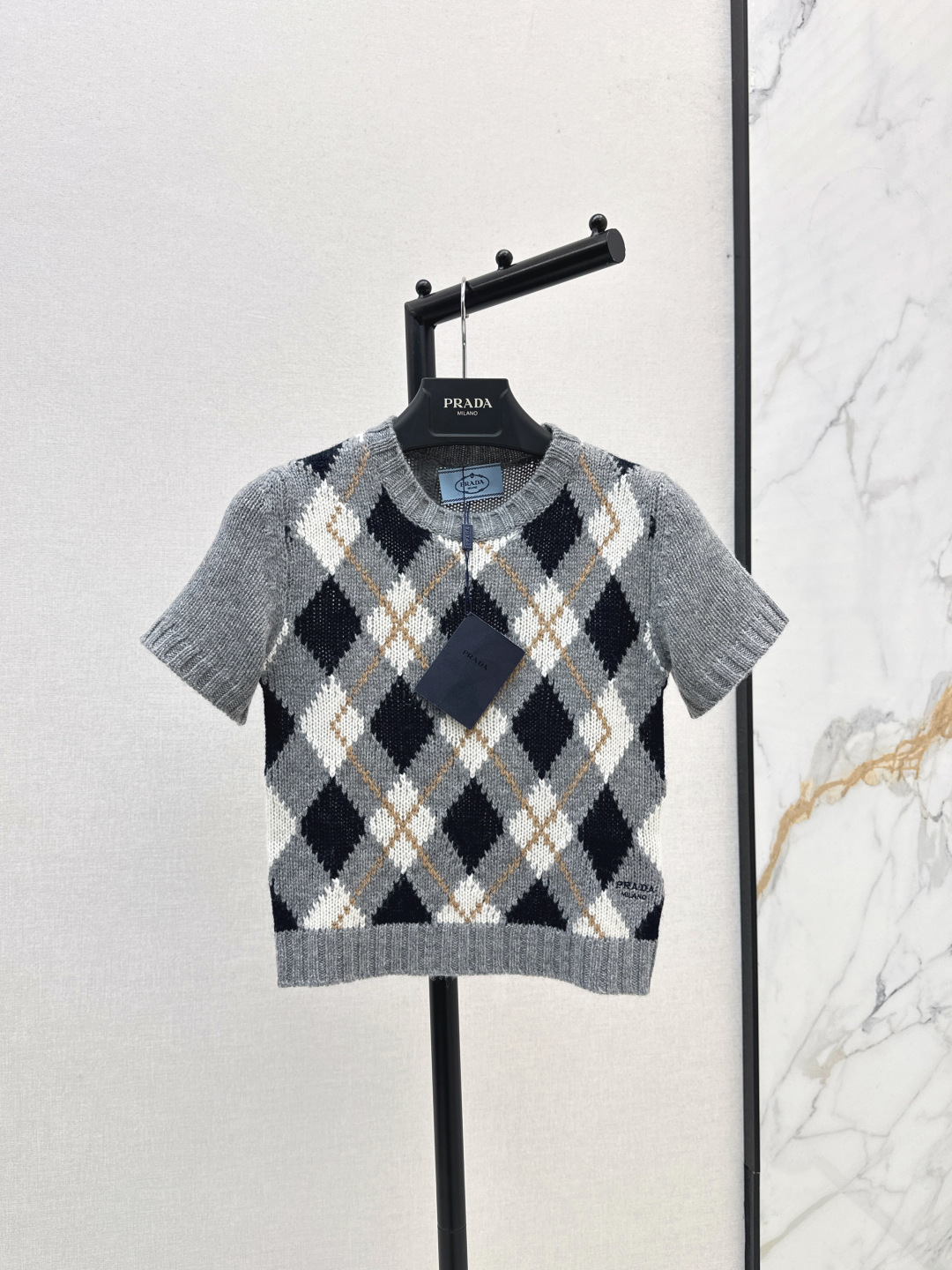 NO:470410,Fashionable and exquisite outfit PD 25Ss—————The latest early autumn style of intellectual college-style lace diamond-shaped short-sleeved sweater imported 100% cashmere yarn Customized inlay plaid craftsmanship Retro college-style girl Temperament small short style must be stacked in autumn and winter Customized version with huge slim upper body One-color spot on sale sml, sweaters, T-shirt, alexander wang19860909时髦精穿搭 PD 25Ss————早秋最新款知识分子学院风格蕾系菱格纹短袖毛衣进口百分百羊绒纱线 定制嵌花格纹工艺 复古学院风气质少女 气质小短款秋冬必入叠搭单品 定制版型上身巨显瘦 一色现货发售sml,,sweaters,T-shirt,alexander wang,Women's clothing