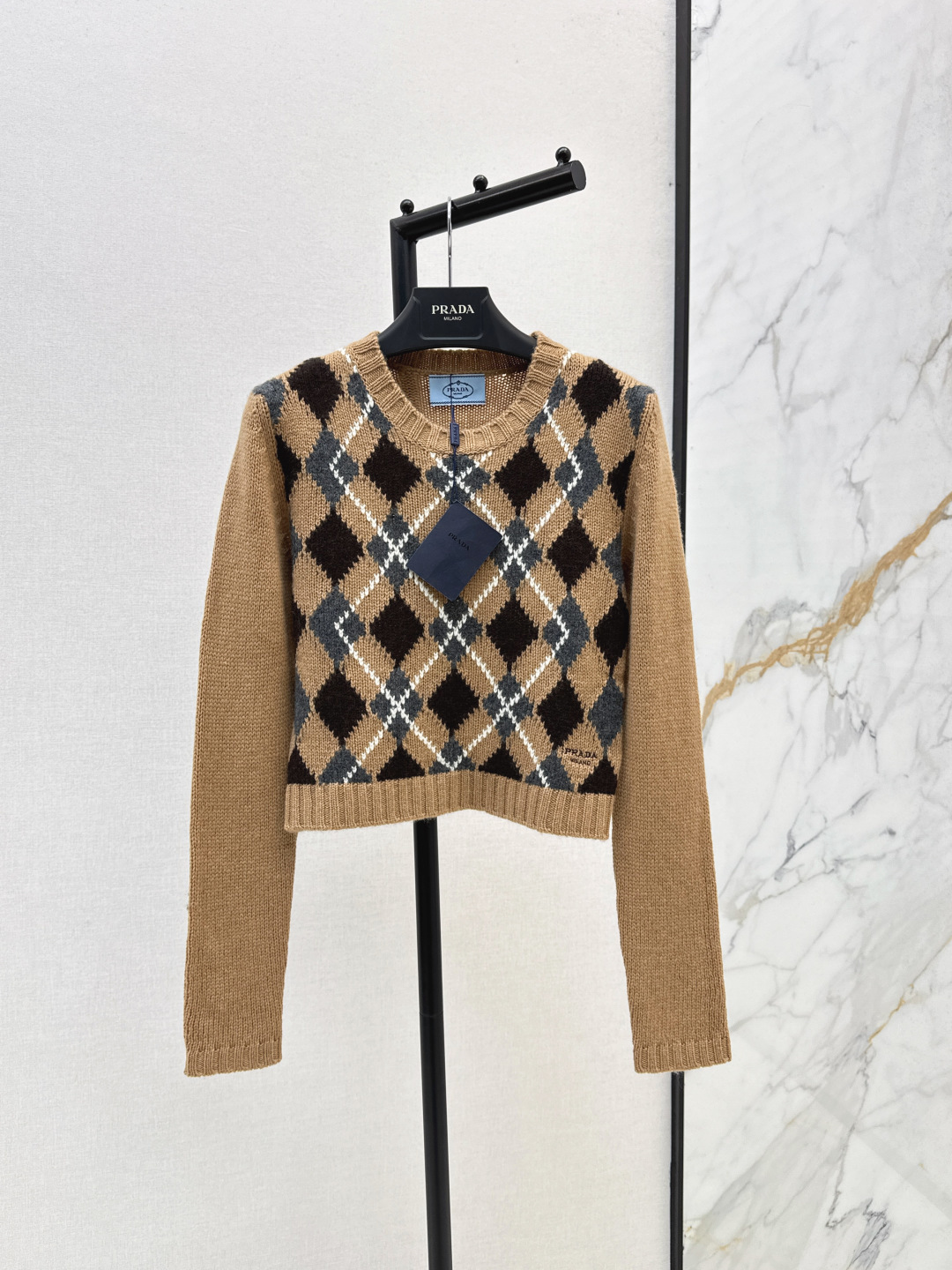 NO:470402,Fashionable and exquisite outfit PD 25Ss———The latest in autumn and winter intellectual college style Meladege diamond pattern long-sleeved sweater imported 100% cashmere yarn Custom inlay plaid craftsmanship Retro college style girl Temperament small and short style must be stacked in autumn and winter Customized version with huge slim upper body One color is available for sale in stock sml, sweaters, alexander wang19860909时髦精穿搭 PD 25Ss————秋冬最新款知识分子学院风美拉徳格菱格纹长袖毛衣进口百分百羊绒纱线 定制嵌花格纹工艺 复古学院风气质少女 气质小短款秋冬必入叠搭单品 定制版型上身巨显瘦 一色现货发售sml,,sweaters,alexander wang,Women's clothing