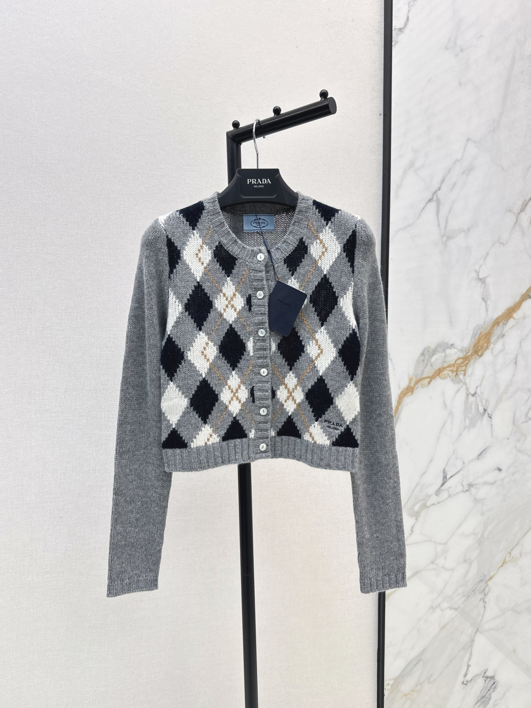 NO:470397,Fashionable and exquisite outfit PD 25Ss———The latest style of the intellectual college style lace diamond-shaped long-sleeved cashmere cardigan imported 100% cashmere yarn Customized inlay plaid craftsmanship Retro college-style temperament girl Temperament small and short style must be stacked in autumn and winter Customized version with huge slim upper body One-color spot on sale sml, alexander wang19860909时髦精穿搭 PD 25Ss————秋冬最新款知识分子学院风格蕾系菱格纹长袖羊绒开衫进口百分百羊绒纱线 定制嵌花格纹工艺 复古学院风气质少女 气质小短款秋冬必入叠搭单品 定制版型上身巨显瘦 一色现货发售sml,,alexander wang,Women's clothing