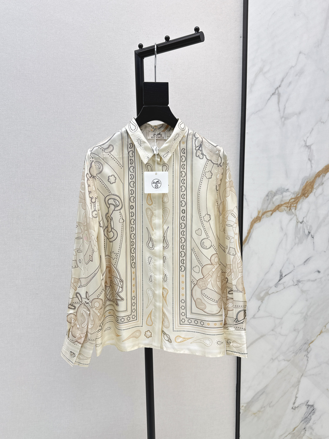 NO:470390,Exclusive first release Her 25Ss——————The latest autumn and winter pattern positioning printing silk shirt custom made 16mm thick slant 100% silk twill texture, elegant small lapel H-shaped style casual and generous, beautiful color matching full positioning printing super high-end style, undesirable upper body, super slim, two colors are available in stock smlxl,,shirts,real silk,alexander wang19860909独家首发 Her 25Ss—————秋冬最新款图案定位印花真丝衬衫定制16姆米粗斜百分百真丝斜纹绸质感超赞 气质小翻领H版型随性大方 绝美配色全定位印花超高级 版型不挑人上身超显瘦 两色现货发售smlxl,,shirts,real silk,alexander wang,Women's clothing