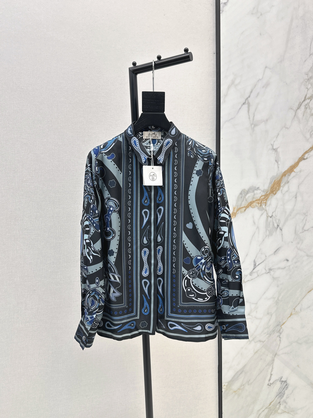 NO:470383,Exclusive first release Her 25Ss——————The latest autumn and winter pattern positioning printing silk shirt custom made 16mm thick slant 100% silk twill texture, elegant small lapel H-shaped style casual and generous, beautiful color matching full positioning printing super high-end style, undesirable upper body, super slim, two colors are available in stock smlxl,,shirts,real silk,alexander wang19860909独家首发 Her 25Ss—————秋冬最新款图案定位印花真丝衬衫定制16姆米粗斜百分百真丝斜纹绸质感超赞 气质小翻领H版型随性大方 绝美配色全定位印花超高级 版型不挑人上身超显瘦 两色现货发售smlxl,,shirts,real silk,alexander wang,Women's clothing