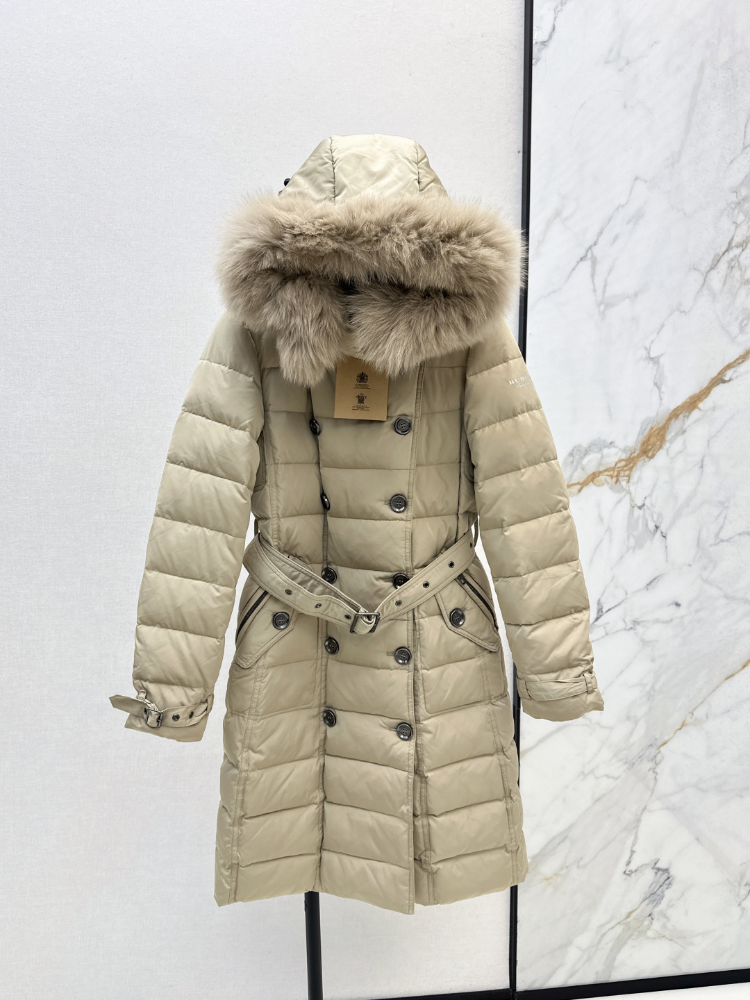 NO:470376,With dust bag Bur 25SS ———The new autumn and winter classic double-breasted raccoon fur collar hooded long down jacket coat, imported sewing freeze, very practical, classic style that the counter must be popular every year, easy to hold various combinations, revealing the British retro style and showing a strong visual effect, creating a three-dimensional and crisp style, showing the neat side of the woman, imported heavyweight 90 white goose down velvet filling, light, comfortable and warm, and awesome material. Recommended Two colors are available in stock smlxl,,burberry,jackets & coats,down jacket,hats,alexander wang19860909配防尘袋Bur 25SS ———秋冬新款经典双排扣貉子毛领连帽长款羽绒服外套 采用进口车缝定格 实穿性很高 专柜每年必火的经典款 轻松hold各种搭配 流露着英伦复古风 同时又展现出强烈的视觉效果 打造立体挺括的版型 穿着尽显女性利落的一面 进口重磅90白鹅绒填充 轻盈舒适又保暖 实物质感超级赞 推荐 两色现货发售smlxl,,burberry,jackets & coats,down jacket,hats,alexander wang,Women's clothing