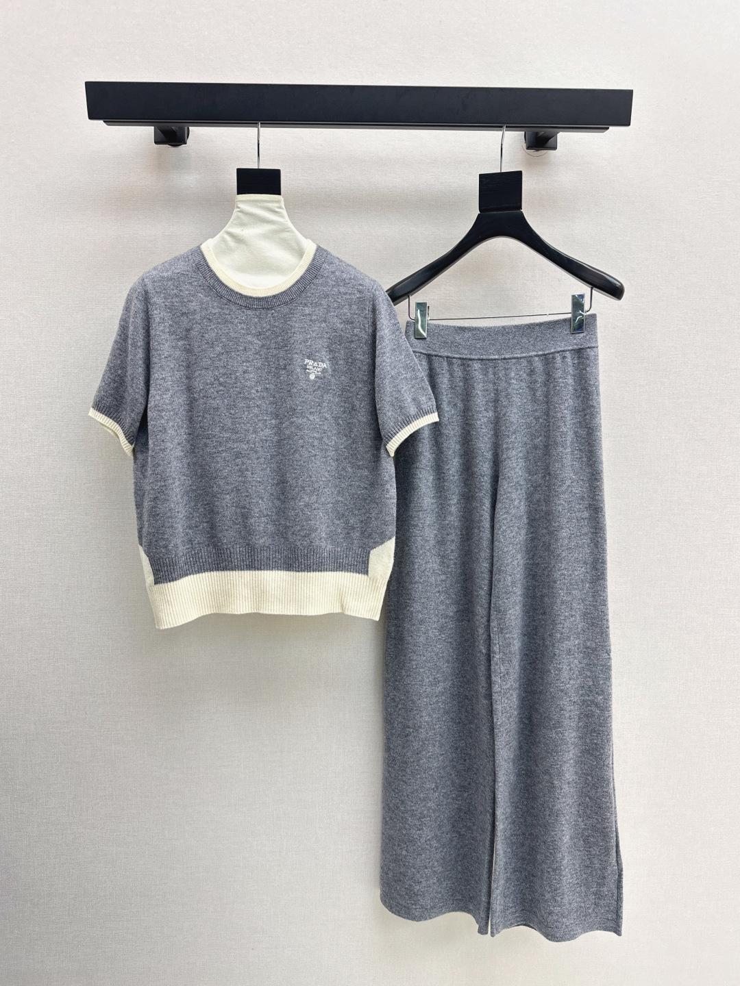 NO:470362,Exclusive PD 25Ss———The latest knitted suit for early autumn. Contrasted color spliced ​​short-sleeved round-neck sweater + elastic waist straight pants. Exquisite beauty. The overall feeling is particularly simple and elegant. A set of matching gives you a gentle, beautiful and charming feeling. The color and style are impeccable. A must-have set of lazy people looks good no matter how you match it. The fabric is of a unique texture. It uses customized wool fabric. The details are very good. One set is out. Two colors are available in stock. SML, T-shirt, alexander wang.19860909独家款 PD 25Ss———早秋最新款针织套装 撞色拼接短袖圆领针织衫+松紧腰直筒裤 精致美感 整体给人感觉特别的简约大气 一套搭配起来给你人一种温柔美丽动人的感觉 颜色跟版型都无可挑剔 懒人必备一套怎么搭都好看 面料质感一绝 采用的是定制羊毛面料 细节很到位 一套出 两色现货发售sml,,T-shirt,alexander wang,Women's clothing