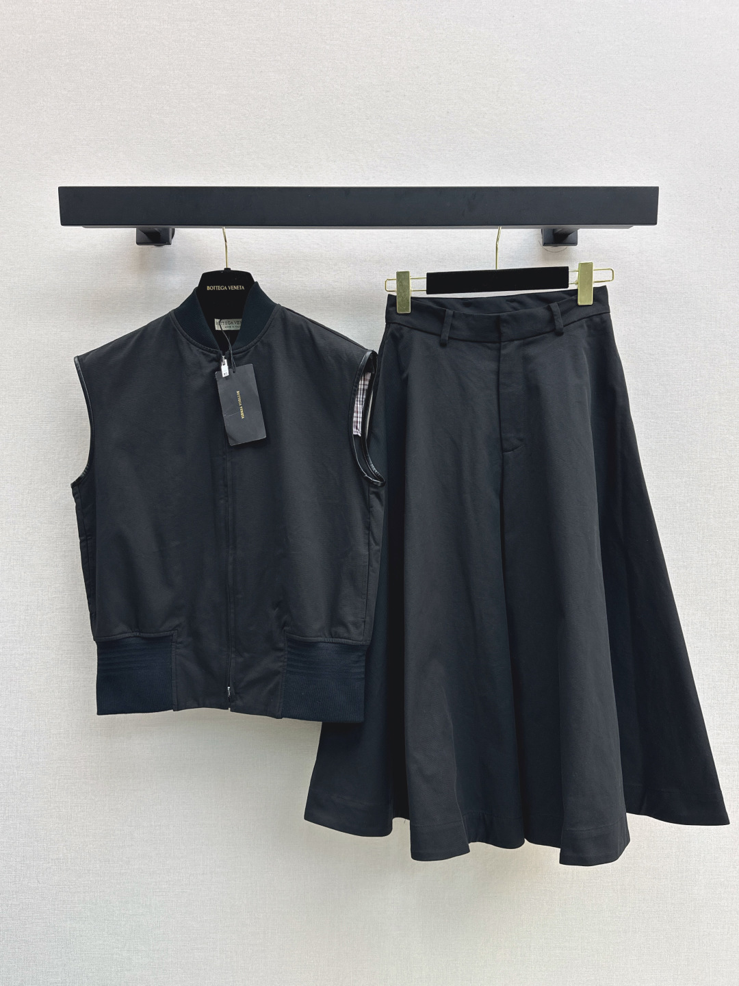 NO:470356,Vest, exclusive first release of skirts and pants Bv 25Ss———————The latest style of early autumn loose casual leather vest + high waisted half-length skirt High-intelligent and simple dressing daily commuting style Double zipper vest silhouette cut + large A-swing cut without picking on the human style to interpret the casual and elegant sense of high-end. Classic triangle logo rear pocket detail added points. Two-color split development. SML, bottega veneta, skirts, alexander wang19860909马甲 裙裤独家首发 Bv 25Ss—————早秋最新款宽松休闲拼皮马甲+高腰半身裤裙 高智感简洁穿搭日常通勤风 双拉链马甲廓形剪裁+大A摆剪裁不挑人版型演绎随性优雅的高级感 经典三角标识后口袋细节感加分 两色分开发 现货发售sml,,bottega veneta,skirts,alexander wang,Women's clothing