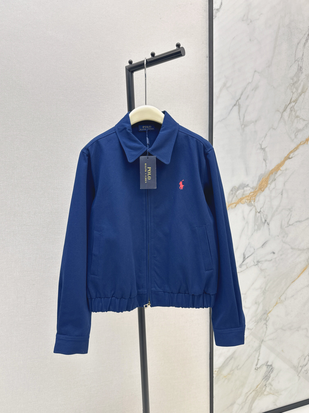 NO:470349,RL 25Ss——————The latest long-term style of early autumn long-term style jacket old cadre style jacket classic logo embroidery logo embellishment short zipper style upper body casual and handsome not picky retro girly denim cotton fabric crispy feeling two colors on sale sml, jackets & coats, jackets & coats, alexander wang19860909RL 25Ss————早秋最新款长期主义穿搭老干部风夹克外套经典logo刺绣徽标点缀 短款拉链版型 上身休闲帅气不挑人 复古少女感 牛仔棉面料 挺括感很好 两色现货发售sml,,jackets & coats,jackets & coats,alexander wang,Women's clothing