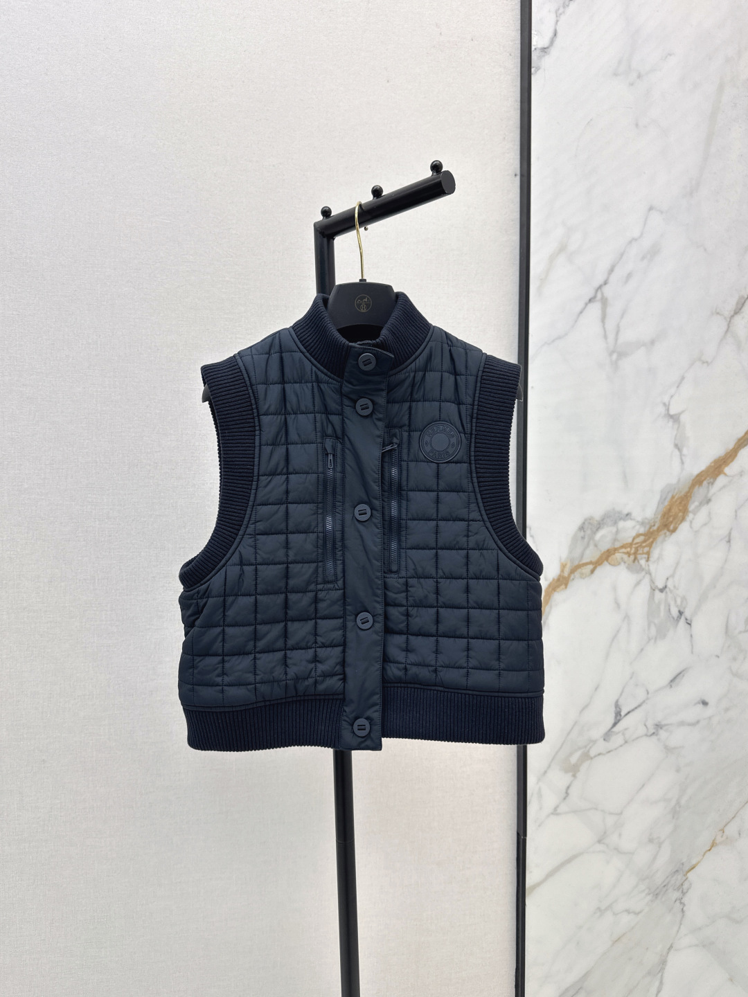 NO:471827,Her 25Ss—————The latest style of standing collar plaid cotton vest in early autumn. The classic logo on the chest is low-key and luxurious. The cuffs and hem ribbed. The simple style is casual and super good-looking. It is fashionable when worn. The single-breasted version is easy to grasp and the casual and relaxing feeling. It is warm and exquisite. It is definitely worth buying. One-color spot sml, alexander wang19860909Her 25Ss————早秋最新款立领格子棉服马甲 胸前经典logo微标低调奢华 袖口与下摆罗纹 简约风休闲超好看穿上就是时髦精 单排扣版型轻松拿捏随性松弛感 保暖的同时并且高级精致 绝对值得入的款式 一色现货发售sml,,alexander wang,Women's clothing