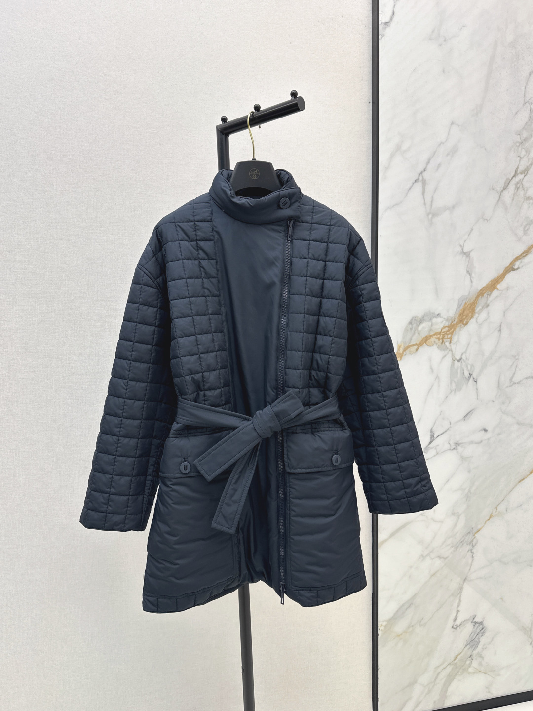 NO:471822,Her 25Ss———————The latest high-end turtleneck side zipper mid-length cotton jacket in early autumn. The classic logo on the chest is low-key and luxurious. The cuffs and hem ribs are simple and casual and super good-looking. It is fashionable when worn. The single-breasted version is easy to grasp and the casual and relaxing feeling. It is warm and exquisite. It is definitely worth buying. One-color spot sml, Jackets & coats, alexander wang19860909Her 25Ss————早秋最新款高领侧拉链中长款棉服外套 胸前经典logo微标低调奢华 袖口与下摆罗纹 简约风休闲超好看穿上就是时髦精 单排扣版型轻松拿捏随性松弛感 保暖的同时并且高级精致 绝对值得入的款式 一色现货发售sml,,jackets & coats,alexander wang,Women's clothing