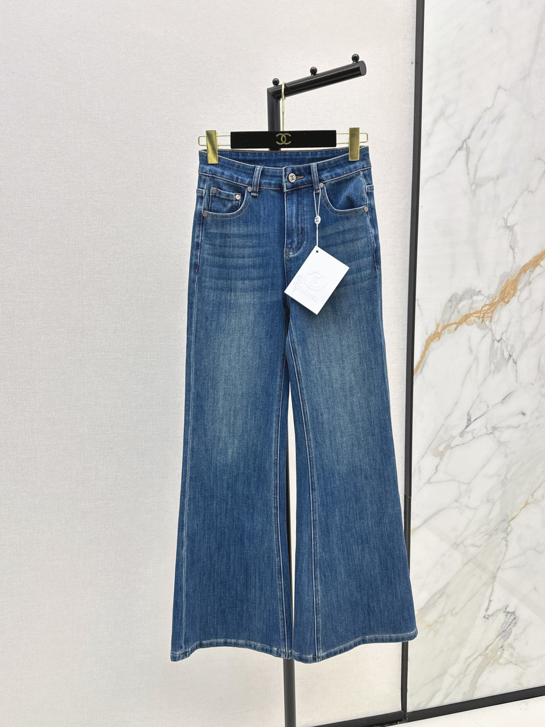 NO:471816,C home 25Ss—————The latest versatile minimalist style straight jeans in early autumn. They are simply a long-legged artifact for walking. Straight-shaped style, not picky and versatile. Wear a jacket and T-shirt at will. The key is that it will not be outdated for how long it takes to wear. It is worth collecting and looking at. The details are also in place. Smlxlxxl, chanel, jeans, jackets & coats,tees, t-shirt, alexander wang19860909C家 25Ss————早秋最新款百搭极简风直筒牛仔裤 简直就是行走的显长腿神器 直筒的版型 不挑人又百搭 外套T恤随意搭 重点是穿多久都不会过时 值得收藏特别耐看 细节也很到位 一色现货发售smlxlxxl,,chanel,jeans,jackets & coats,tees，t-shirt,alexander wang,Women's clothing