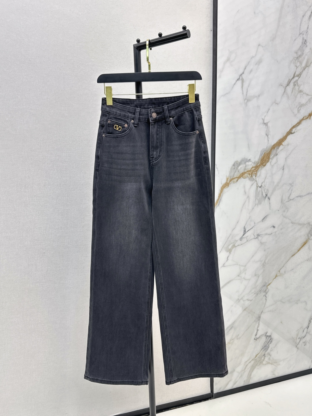 NO:471810,VLTN 25Ss—————The latest versatile minimalist style straight jeans in early autumn. They are simply a long-legged artifact for walking. Straight-shaped style, not picky and versatile. Wear a jacket and T-shirt at will. The key is that it will not be outdated for how long it takes to wear. It is worth collecting and looking at. The details are also in place. Two colors are available for sale in stock. smlxlxxl, jeans, jackets & coats,tees, t-shirt, alexander wang19860909VLTN 25Ss————早秋最新款百搭极简风直筒牛仔裤 简直就是行走的显长腿神器 直筒的版型 不挑人又百搭 外套T恤随意搭 重点是穿多久都不会过时 值得收藏特别耐看 细节也很到位 两色现货发售smlxlxxl,,jeans,jackets & coats,tees，t-shirt,alexander wang,Women's clothing