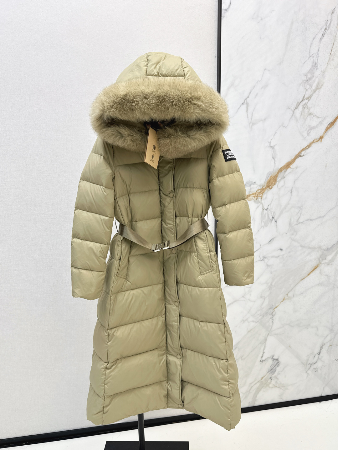 NO:471804,With dust bag Bur 25Ss———The latest wool collar hooded long down jacket with autumn and winter, the collar is spliced ​​with cashmere plaid, classic logo iron buckle belt waist slim long style, the upper body is super slim, original molded logo black label decoration, clean and neat tailoring style, the upper body is versatile and fashionable and handsome, 90 imported white goose down filling, warm and refuse to be bloated, super large fox fur collar decoration, luxury UPUP!  !  The upper body is so beautiful that I have no friends. Original hardware accessories. Original mark. Recommended. Two colors are available for sale in stock. Smlxl, burberry, down jacket, hats, alexander wang.19860909配防尘袋Bur 25Ss———秋冬最新款毛领连帽长款羽绒服 领子内里拼接羊绒格纹 经典logo铁扣腰带束腰修身长款版型 上身超显瘦 原版开模logo黑标装饰 干净利落剪裁版型 上身百搭时髦又帅气 90进口白鹅绒填充 保暖拒绝臃肿 超大狐狸毛领装饰 奢华感UPUP！！上身美到没朋友 原版五金配件 原唛原标 推荐 两色现货发售smlxl,,burberry,down jacket,hats,alexander wang,Women's clothing