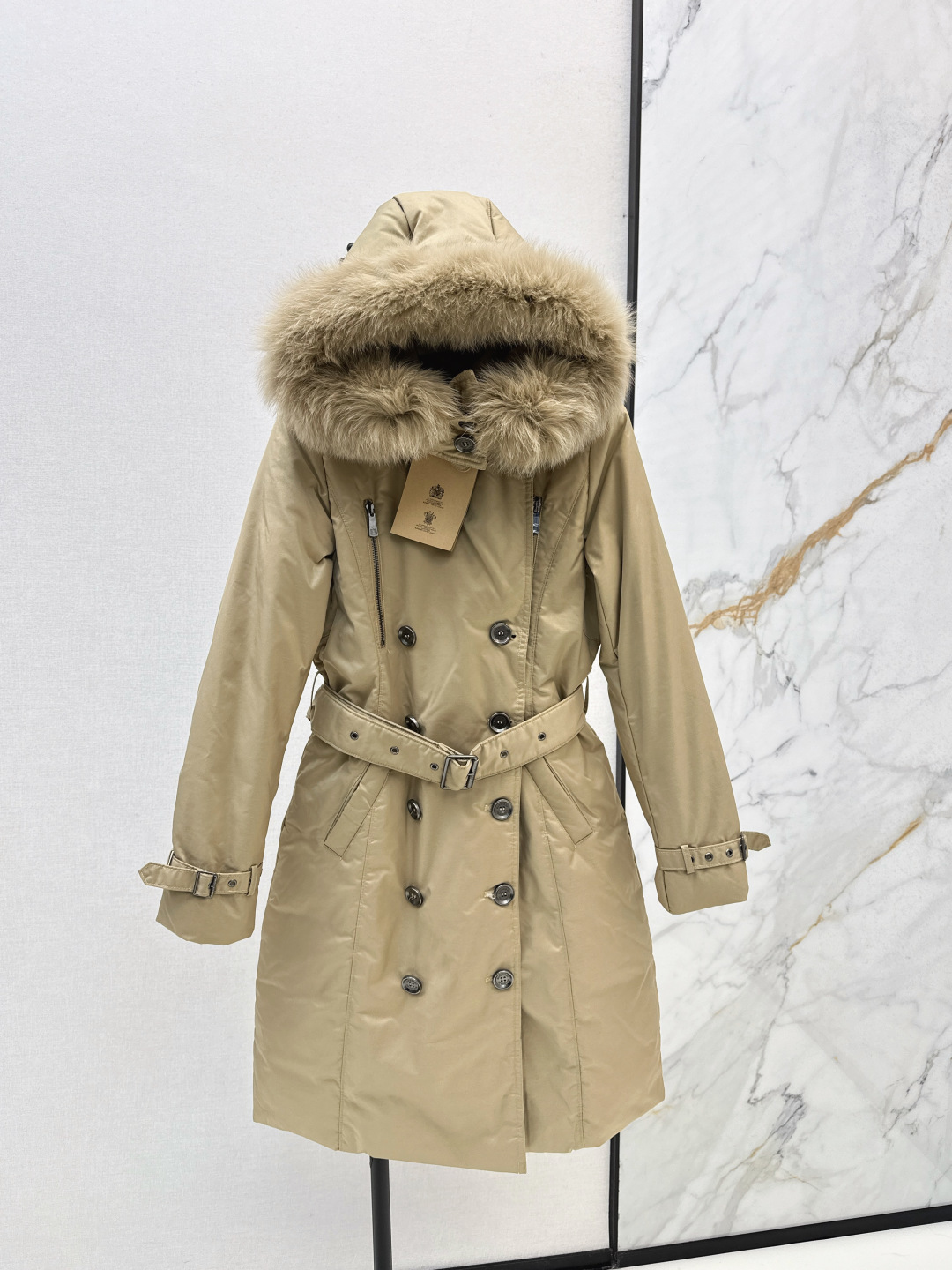 NO:471792,With dust bag Bur 25SS ———New autumn and winter classic double-breasted raccoon fur collar hooded long down jacket coat, imported windbreaker fabric, very practical, classic style that is always popular in the counter every year, easy to hold various combinations, revealing the British retro style and showing a strong visual effect, creating a three-dimensional and crisp style, showing the neat side of women, imported heavyweight 90 white goose down velvet filling, light, comfortable and warm, and awesome material. Recommended Two colors are available in stock smlxl,,burberry,jackets & coats,down jacket,hats,alexander wang19860909配防尘袋Bur 25SS ———秋冬新款经典双排扣貉子毛领连帽长款羽绒服外套 采用进口防风风衣面料 实穿性很高 专柜每年必火的经典款 轻松hold各种搭配 流露着英伦复古风 同时又展现出强烈的视觉效果 打造立体挺括的版型 穿着尽显女性利落的一面 进口重磅90白鹅绒填充 轻盈舒适又保暖 实物质感超级赞 推荐 两色现货发售smlxl,,burberry,jackets & coats,down jacket,hats,alexander wang,Women's clothing