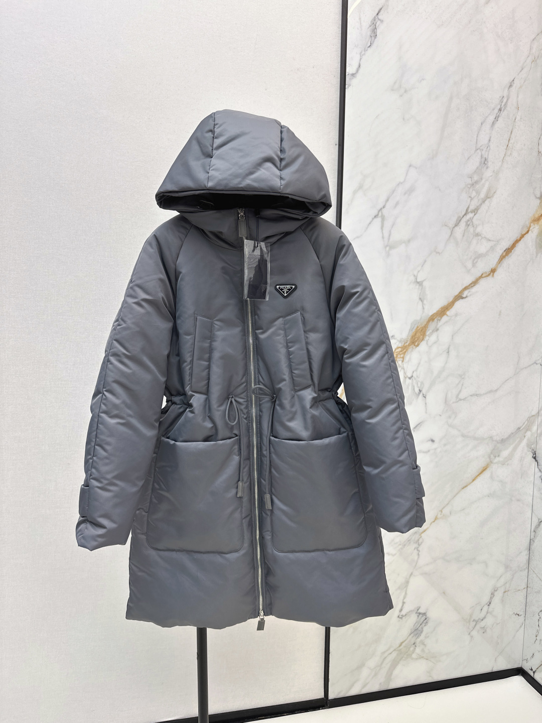 NO:471786,With dust bag PD 25Ss———The latest drawstring elastic waist hooded long down jacket in autumn and winter. The style is versatile and warm and handsome. It is unique. Love it. Love it~Three-dimensional tailoring H-style matching original custom logo triangular leather brand decoration. The drawstring elastic waist design improves waistline and makes it look slim and adds a sense of fashion. National standard 90 white goose down filling. Imported nylon fabric is light and comfortable. Original hardware accessories. Recommended. Three colors are available in stock. 38/40/42/44,, down jacket, hats, alexander wang.19860909配防尘袋PD 25Ss————秋冬最新款抽绳松紧腰连帽长款羽绒服 风格百变保暖帅气 别具一格 爱了 爱了～立体剪裁H版型配搭原版定制logo三角皮牌装饰 抽绳松紧收腰设计提高腰线又显瘦 增添时髦感 国标90白鹅绒填充 进口尼龙面料质感轻盈舒适 原版五金配件 推荐 三色现货发售38/40/42/44,,down jacket,hats,alexander wang,Women's clothing