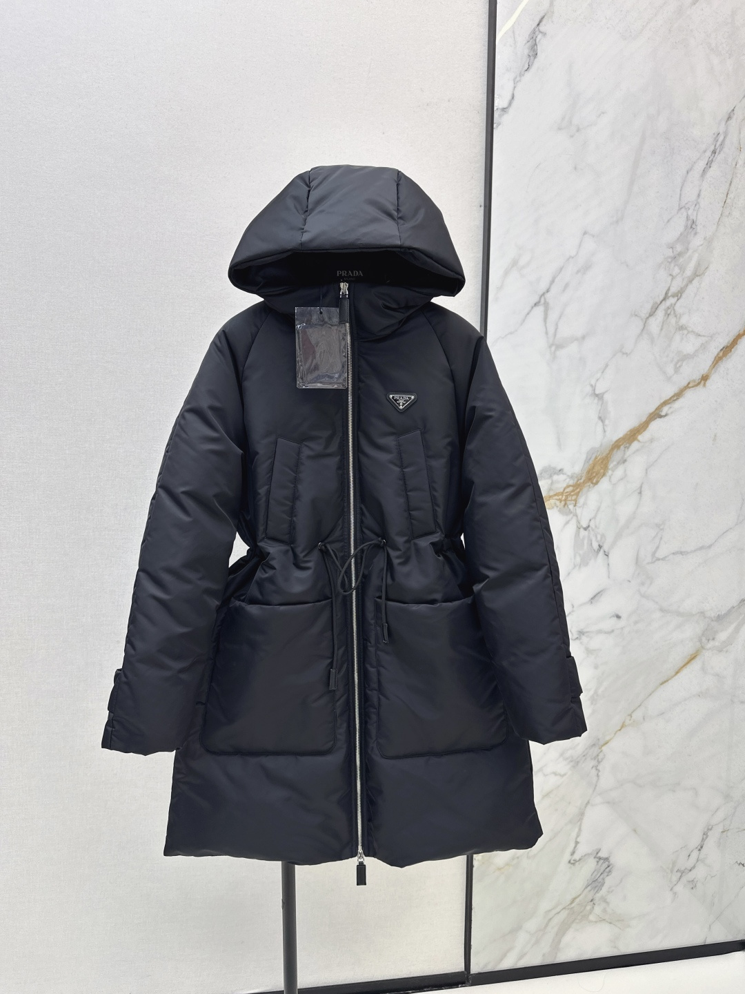 NO:471836,With dust bag PD 25Ss———The latest drawstring elastic waist hooded long down jacket in autumn and winter. The style is versatile and warm and handsome. It is unique. Love it. Love it~Three-dimensional tailoring H-style matching original custom logo triangular leather brand decoration. The drawstring elastic waist design improves waistline and makes it look slim and adds a sense of fashion. National standard 90 white goose down filling. Imported nylon fabric is light and comfortable. Original hardware accessories. Recommended. Three colors are available in stock. 38/40/42/44,, down jacket, hats, alexander wang.19860909配防尘袋PD 25Ss————秋冬最新款抽绳松紧腰连帽长款羽绒服 风格百变保暖帅气 别具一格 爱了 爱了～立体剪裁H版型配搭原版定制logo三角皮牌装饰 抽绳松紧收腰设计提高腰线又显瘦 增添时髦感 国标90白鹅绒填充 进口尼龙面料质感轻盈舒适 原版五金配件 推荐 三色现货发售38/40/42/44,,down jacket,hats,alexander wang,Women's clothing