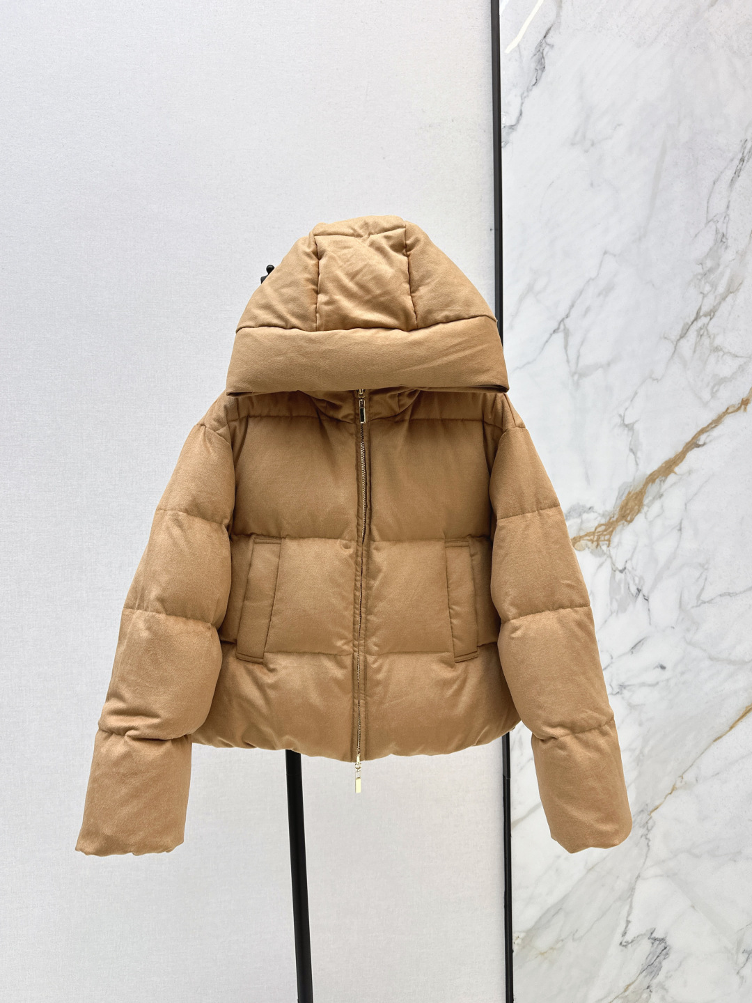 NO:471831,With dust bag Max 25Ss———The latest simple armband decorative autumn double-sided short hooded down jacket with classic three-dimensional H-shaped tailoring, classic fashionable and handsome original letter logo armband decoration, highlighting brand recognition, national standard 90 gray goose down velvet imported recycled nylon fabric with excellent texture, imported machine sewing, original hardware accessories, complete label hanging Recommended Two colors for sale in stock smlxl,, down jacket, hats, alexander wang19860909配防尘袋Max 25Ss———秋冬最新款简约袖标装饰秋双面短款连帽羽绒服 经典立体H版型剪裁 经典时髦又帅气 原版字母logo袖标装饰 彰显品牌辨识度 国标90灰鹅绒 进口再生尼龙面料质感超赞 进口机缝制 原版五金配件 标吊齐全 推荐 两色现货发售smlxl,,down jacket,hats,alexander wang,Women's clothing