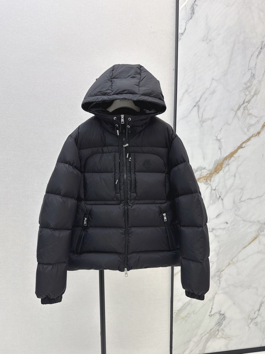 NO:471826,With dust bags, the same style as men and women, MC 25Ss———The latest autumn and winter logo decorative hooded down jacket design is novel and unique and has a great concept of warmth!  The must-have items for creating white and rich beauty. The short silhouette of the lower shoulder is age-reducing and handsome, warm and refuses to be bloated. National standard 90 white gooseberry filling. The imported fabric has a great texture. The imported machine sewing smooth line craftsmanship. Original hardware accessories. Original mark. Original logo. Two colors are available for sale in stock. 1/2/3/4/5., down jacket,hats,alexander wang.19860909配防尘袋男女同款 MC 25Ss———秋冬最新款logo标志装饰连帽羽绒服设计新颖独特又保暖理念超赞！打造白富美必备单品 落肩短款廓形版型上身减龄又帅气,保暖拒绝臃肿 国标90白鹅绒填充 进口面料质感超赞 进口机缝制流畅线条工艺 原版五金配件 原唛原标 两色现货发售1/2/3/4/5,,down jacket,hats,alexander wang,Women's clothing