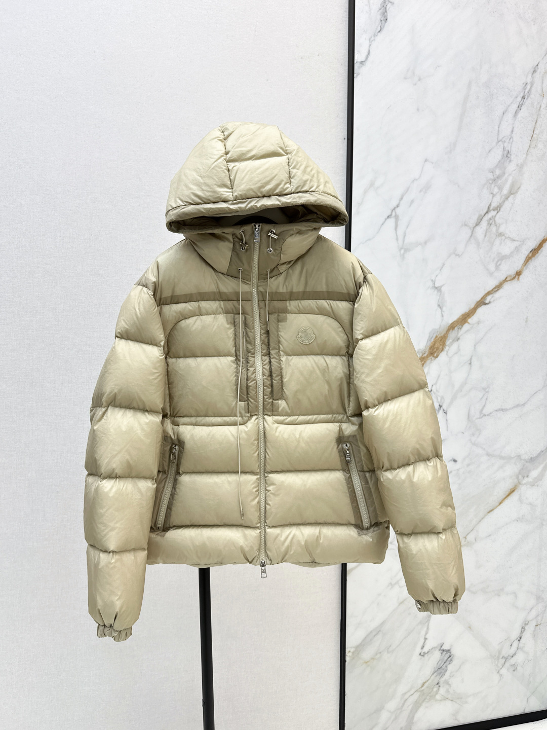 NO:471820,With dust bags, the same style as men and women, MC 25Ss———The latest autumn and winter logo decorative hooded down jacket design is novel and unique and has a great concept of warmth!  The must-have items for creating white and rich beauty. The short silhouette of the lower shoulder is age-reducing and handsome, warm and refuses to be bloated. National standard 90 white gooseberry filling. The imported fabric has a great texture. The imported machine sewn smooth line craftsmanship. Original hardware accessories. Original mark. Original logo. Two colors are available in stock. 1/2/3/4/., down jacket,hats,alexander wang.19860909配防尘袋男女同款 MC 25Ss———秋冬最新款logo标志装饰连帽羽绒服设计新颖独特又保暖理念超赞！打造白富美必备单品 落肩短款廓形版型上身减龄又帅气,保暖拒绝臃肿 国标90白鹅绒填充 进口面料质感超赞 进口机缝制流畅线条工艺 原版五金配件 原唛原标 两色现货发售1/2/3/4/,,down jacket,hats,alexander wang,Women's clothing