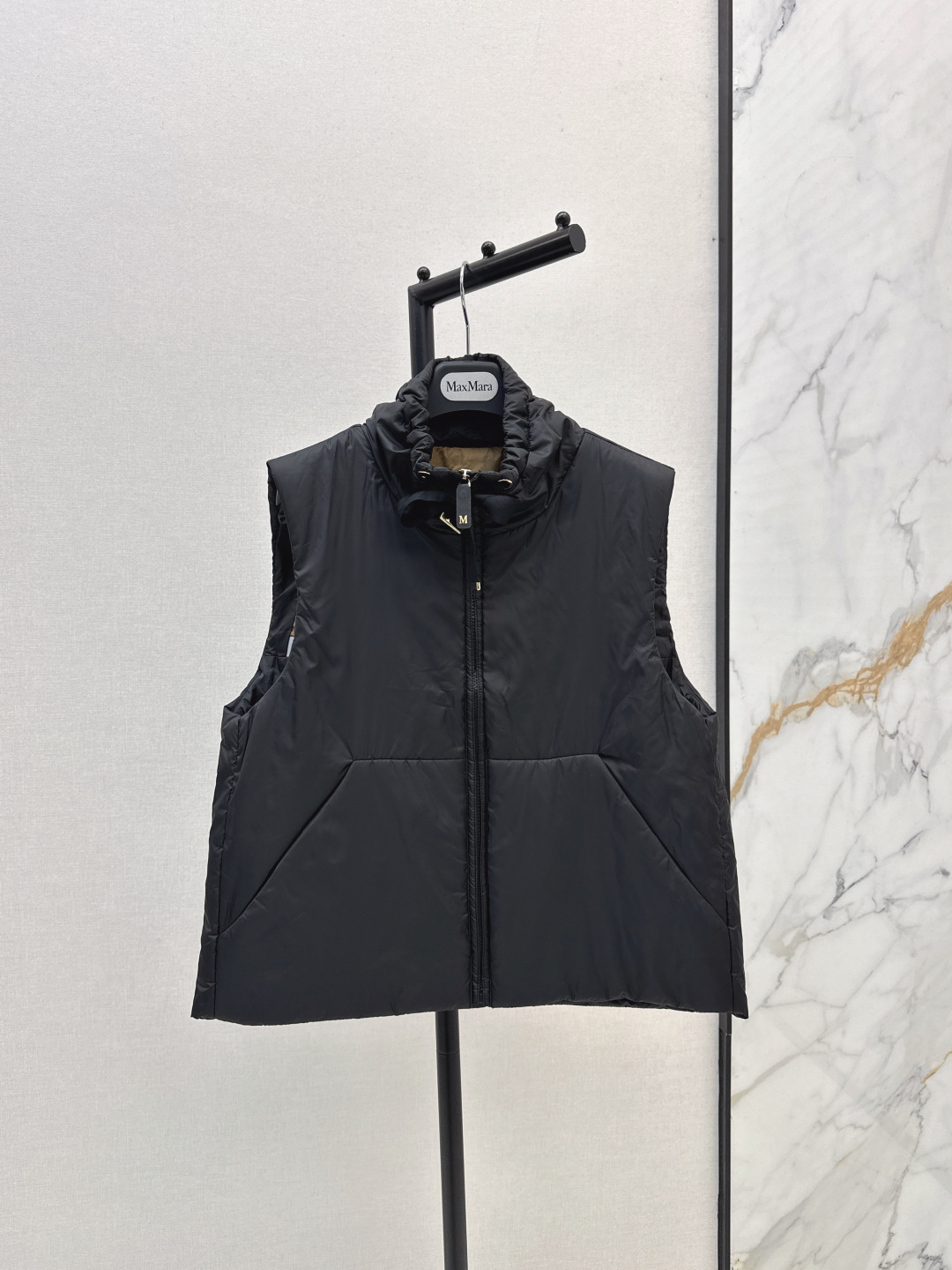 NO:471814,Max 25Ss———The latest simple stand-alone cotton vest in autumn and winter. Classic H-style tailoring. Classic fashionable and handsome. Lining original letter logo decoration. Show brand recognition. Imported recycled nylon fabric has a great texture. Imported machine sewn. Original hardware accessories. Recommended. Three colors are available in stock. mlxl,,alexander wang.19860909Max 25Ss———秋冬最新款简约立领棉服马甲 经典H版型剪裁 经典时髦又帅气 里衬原版字母logo装饰 彰显品牌辨识度 进口再生尼龙面料质感超赞 进口机缝制 原版五金配件 推荐 三色现货发售mlxl,,alexander wang,Women's clothing