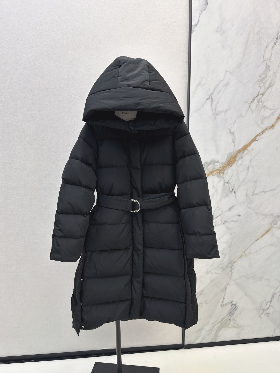 NO:471809,With dust bag Max 25Ss———The latest autumn and winter belt hooded waist long down jacket, inner logo strap method, the design feels great~~Classic three-dimensional H-shaped tailoring, machine sewing freeze, classic fashionable and handsome, national standard 90 white goose down velvet, imported recycled nylon fabric with excellent texture, imported machine sewing, original hardware accessories, complete label hanging Recommended Two colors for sale in stock smlxl,, down jacket, hats, alexander wang19860909配防尘袋Max 25Ss————秋冬最新款腰带连帽束腰长款羽绒服 内里logo背带做法 设计感很赞～～经典立体H版型剪裁 机缝定格 经典时髦又帅气 国标90白鹅绒 进口再生尼龙面料质感超赞 进口机缝制 原版五金配件 标吊齐全 推荐 两色现货发售smlxl,,down jacket,hats,alexander wang,Women's clothing