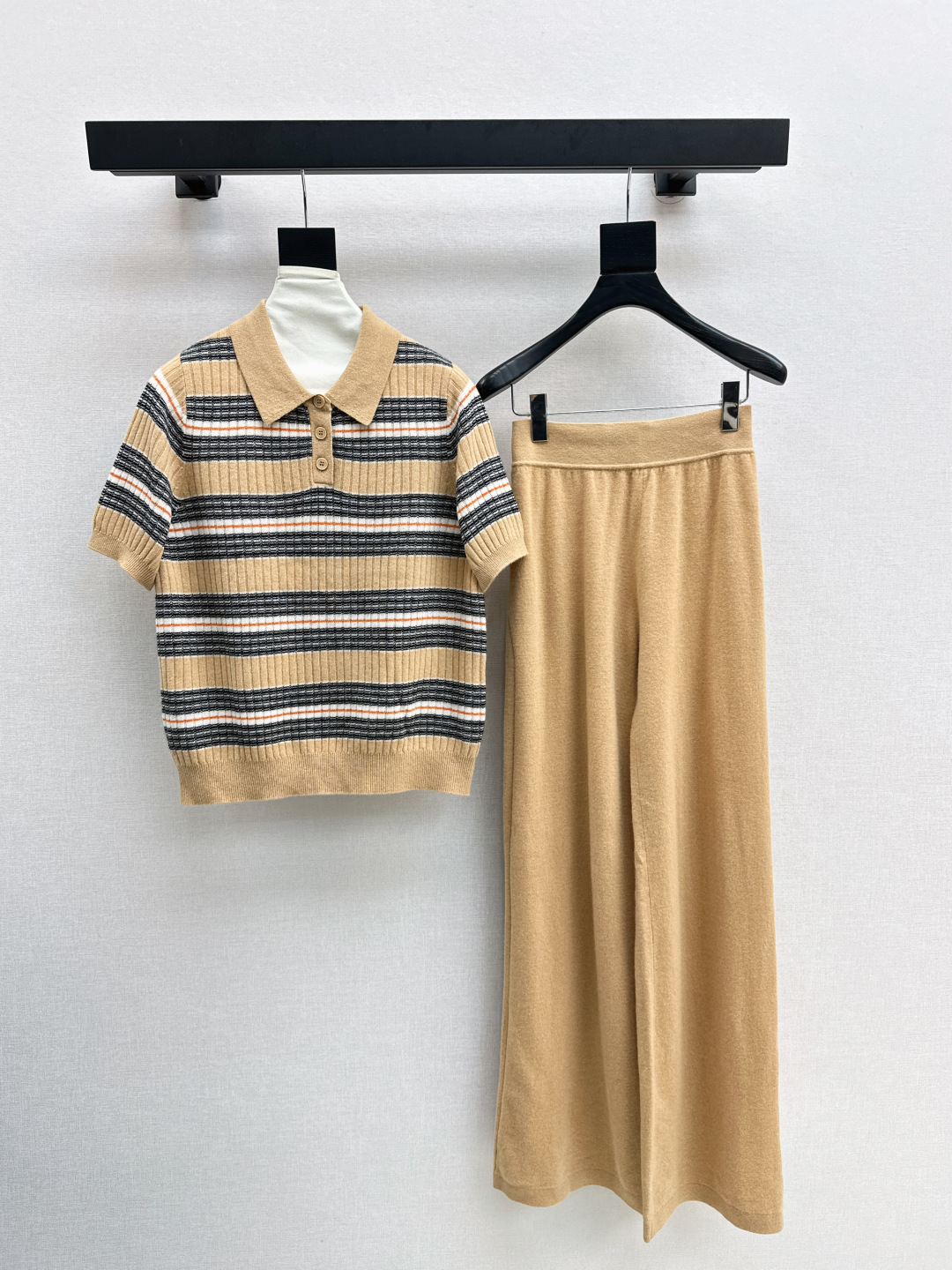 NO:471803,Exclusive LP 25Ss———The latest knitted suit for early autumn. Contrasted striped lapel sweater + elastic waist straight pants. Exquisite beauty. The overall feeling is particularly simple and elegant. A set of matching gives you a gentle, beautiful and charming feeling. The color and style are impeccable. A must-have set of lazy people looks good no matter how you match it. The fabric is of a unique texture. It uses customized wool fabric. The details are very good. One set is out. Two colors are available in stock. SML, loro piano, alexander wang.19860909独家款 LP 25Ss———早秋最新款针织套装 撞色条纹翻领针织衫+松紧腰直筒裤 精致美感 整体给人感觉特别的简约大气 一套搭配起来给你人一种温柔美丽动人的感觉 颜色跟版型都无可挑剔 懒人必备一套怎么搭都好看 面料质感一绝 采用的是定制羊毛面料 细节很到位 一套出 两色现货发售sml,,loro piana,alexander wang,Women's clothing