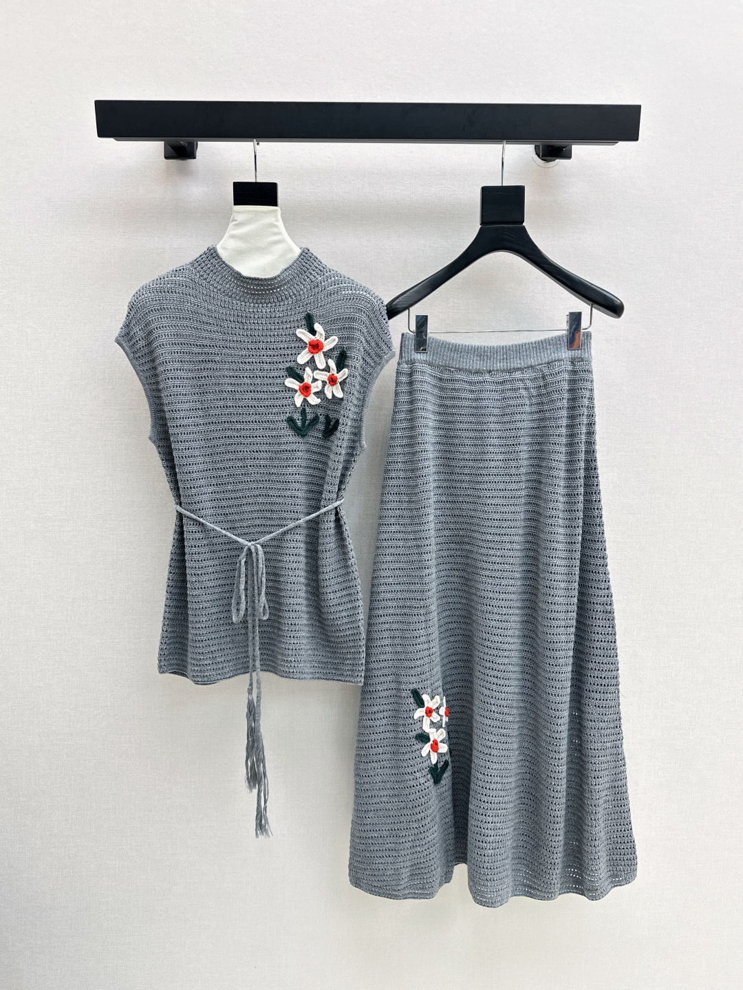 NO:471797,Exclusive style, fashionable and niche design 25Ss———The latest new Chinese style knitted suit in early autumn, three-dimensional flower decorative fallen shoulder top + elastic waist skirt, exquisite beauty, the overall feeling is particularly simple and elegant, one set is matched to give you a gentle, beautiful and charming feeling, the color and style are impeccable, the must-have set looks good no matter how you match it, the fabric is of a unique texture, custom wool fabric, the details are very good, one set is out, three-color colors are on sale in stock, sml, skirts, alexander wang19860909独家款 时髦小众设计 25Ss———早秋最新款新国风针织套装 立体花朵装饰落肩上衣+松紧腰半裙 精致美感 整体给人感觉特别的简约大气 一套搭配起来给你人一种温柔美丽动人的感觉 颜色跟版型都无可挑剔 懒人必备一套怎么搭都好看 面料质感一绝 采用的是定制羊毛面料 细节很到位 一套出 三色色现货发售sml,,skirts,alexander wang,Women's clothing