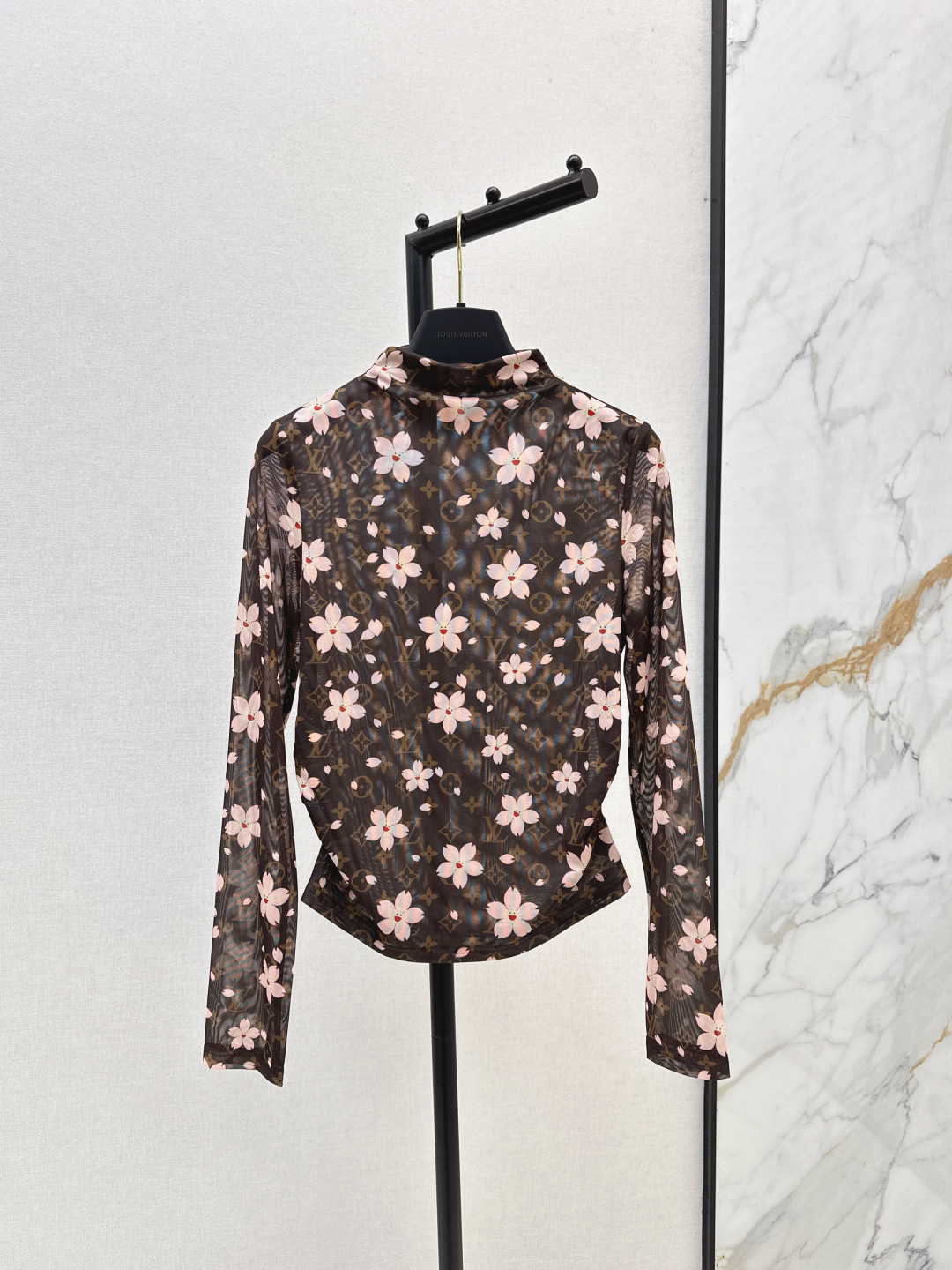 NO:472877,L Home 25Ss————————The latest logo printed mesh base shirt in early autumn. Infiltrated print. High-end and elegant. Soft and elastic very comfortable. Full of high-end outfits. Semi-translucent innovative fabric. Light and soft. The real thing is very good. Tight and show off the figure. The upper body is fashionable and versatile. The outfit looks good. Two colors are available for sale in stock. Louis vuitton, alexander wang.19860909L家 25Ss—————早秋最新款logo印花网纱打底衫 渗透印花 高级大气 柔软弹力很舒服 满满的穿搭高级感 半透视创新面料 轻盈柔软 实物非常赞 紧身显身材 上身洋气百搭 穿搭好看 两色现货发售sml,,louis vuitton,alexander wang,Women's clothing