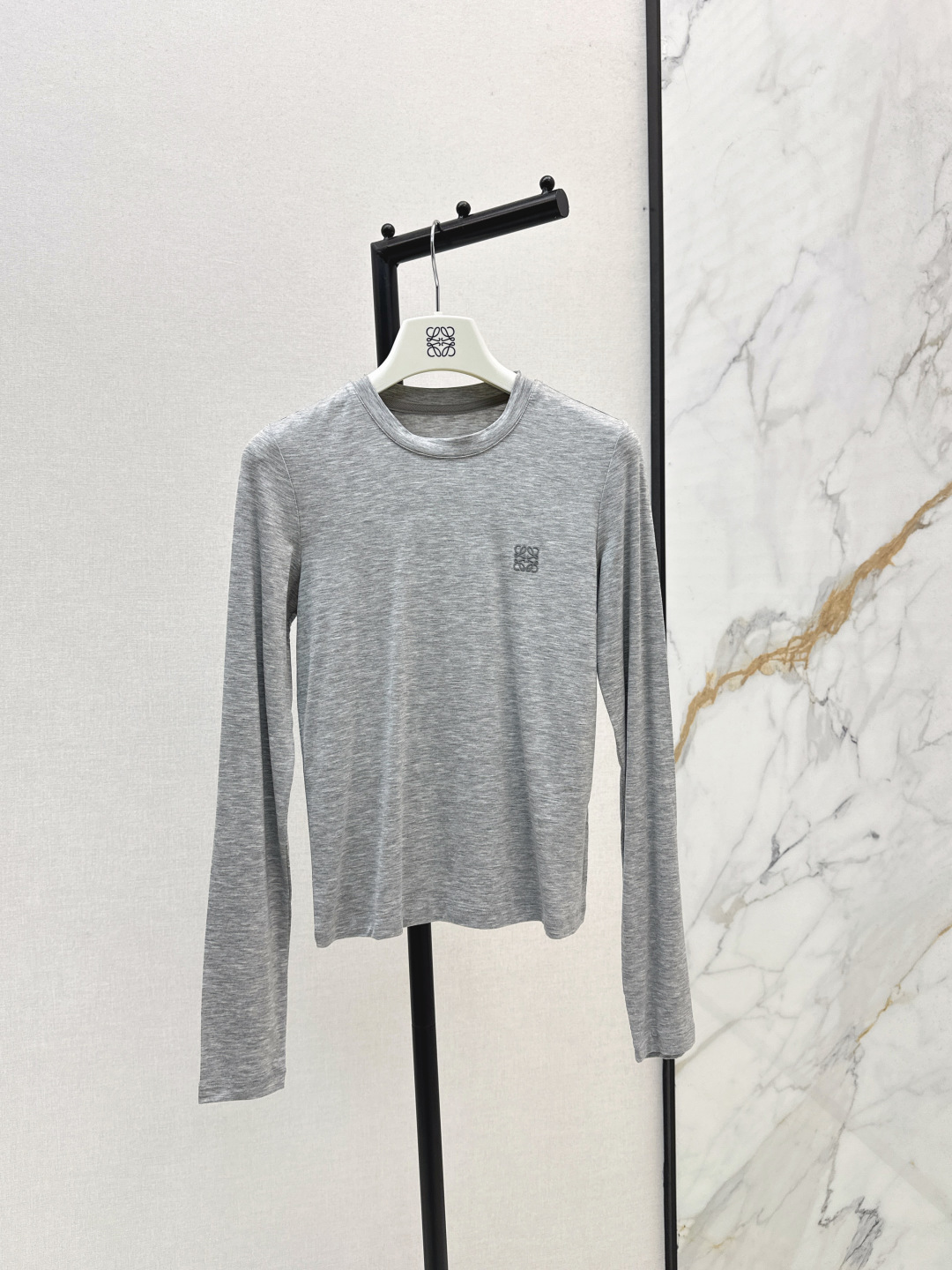 NO:472853,Loe 25Ss———————The latest logo embroidered base shirt in early autumn, high-end and elegant, soft and comfortable, full of high-end outfit, light and soft, very good physical, tight and stylish, fashionable and versatile upper body, good outfit, seven colors on sale sml, loewe, alexander wang19860909Loe 25Ss—————早秋最新款logo刺绣打底衫 高级大气 柔软弹力很舒服 满满的穿搭高级感 轻盈柔软 实物非常赞 紧身显身材 上身洋气百搭 穿搭好看 七色现货发售sml,,loewe,alexander wang,Women's clothing