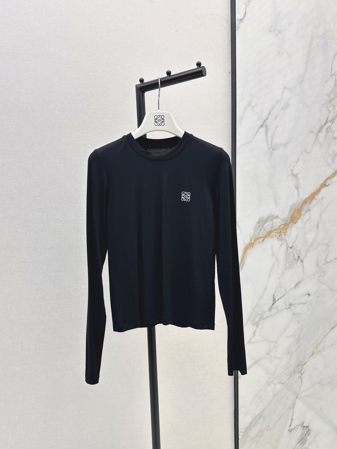 NO:472862,Loe 25Ss———————The latest logo embroidered base shirt in early autumn, high-end and elegant, soft and comfortable, full of high-end outfit, light and soft, very good physical, tight and stylish, fashionable and versatile upper body, good outfit, seven colors on sale sml, loewe, alexander wang19860909Loe 25Ss—————早秋最新款logo刺绣打底衫 高级大气 柔软弹力很舒服 满满的穿搭高级感 轻盈柔软 实物非常赞 紧身显身材 上身洋气百搭 穿搭好看 七色现货发售sml,,loewe,alexander wang,Women's clothing