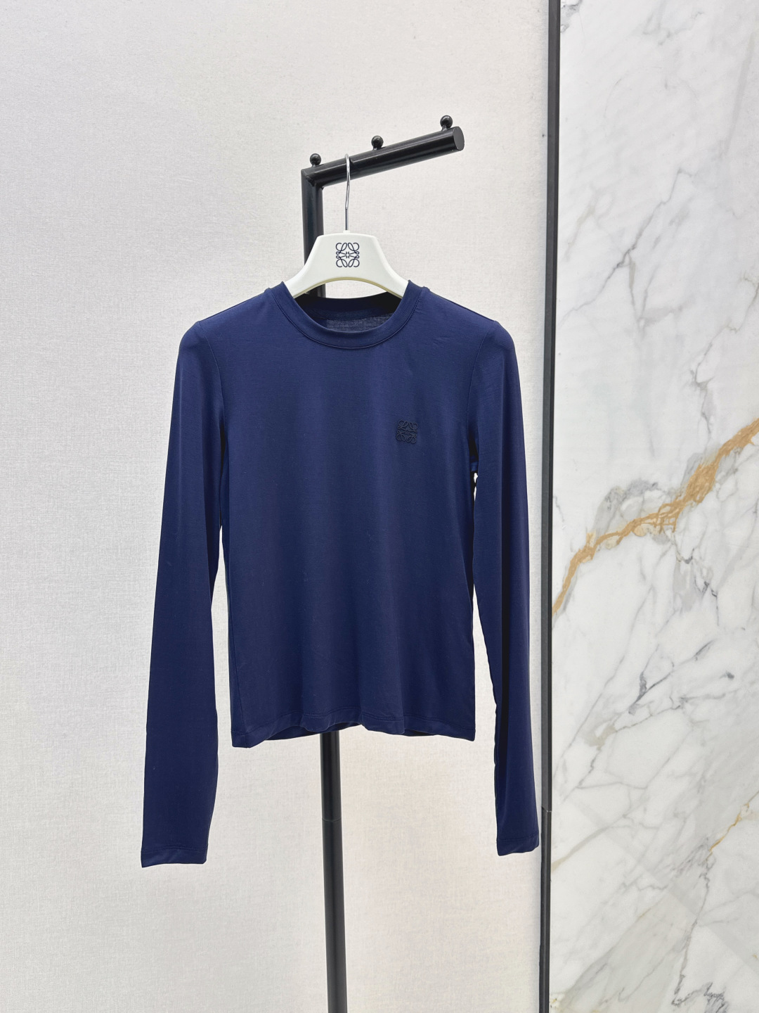 NO:472858,Loe 25Ss———————The latest logo embroidered base shirt in early autumn, high-end and elegant, soft and comfortable, full of high-end outfit, light and soft, very good physical, tight and stylish, fashionable and versatile upper body, good outfit, seven colors on sale sml, loewe, alexander wang19860909Loe 25Ss—————早秋最新款logo刺绣打底衫 高级大气 柔软弹力很舒服 满满的穿搭高级感 轻盈柔软 实物非常赞 紧身显身材 上身洋气百搭 穿搭好看 七色现货发售sml,,loewe,alexander wang,Women's clothing