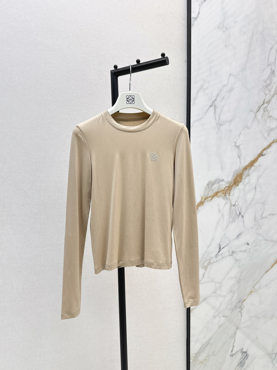 NO:472896,Loe 25Ss———————The latest logo embroidered base shirt in early autumn, high-end and elegant, soft and comfortable, full of high-end outfit, light and soft, very good physical, tight and stylish, fashionable and versatile upper body, good outfit, seven colors on sale sml, loewe, alexander wang19860909Loe 25Ss—————早秋最新款logo刺绣打底衫 高级大气 柔软弹力很舒服 满满的穿搭高级感 轻盈柔软 实物非常赞 紧身显身材 上身洋气百搭 穿搭好看 七色现货发售sml,,loewe,alexander wang,Women's clothing