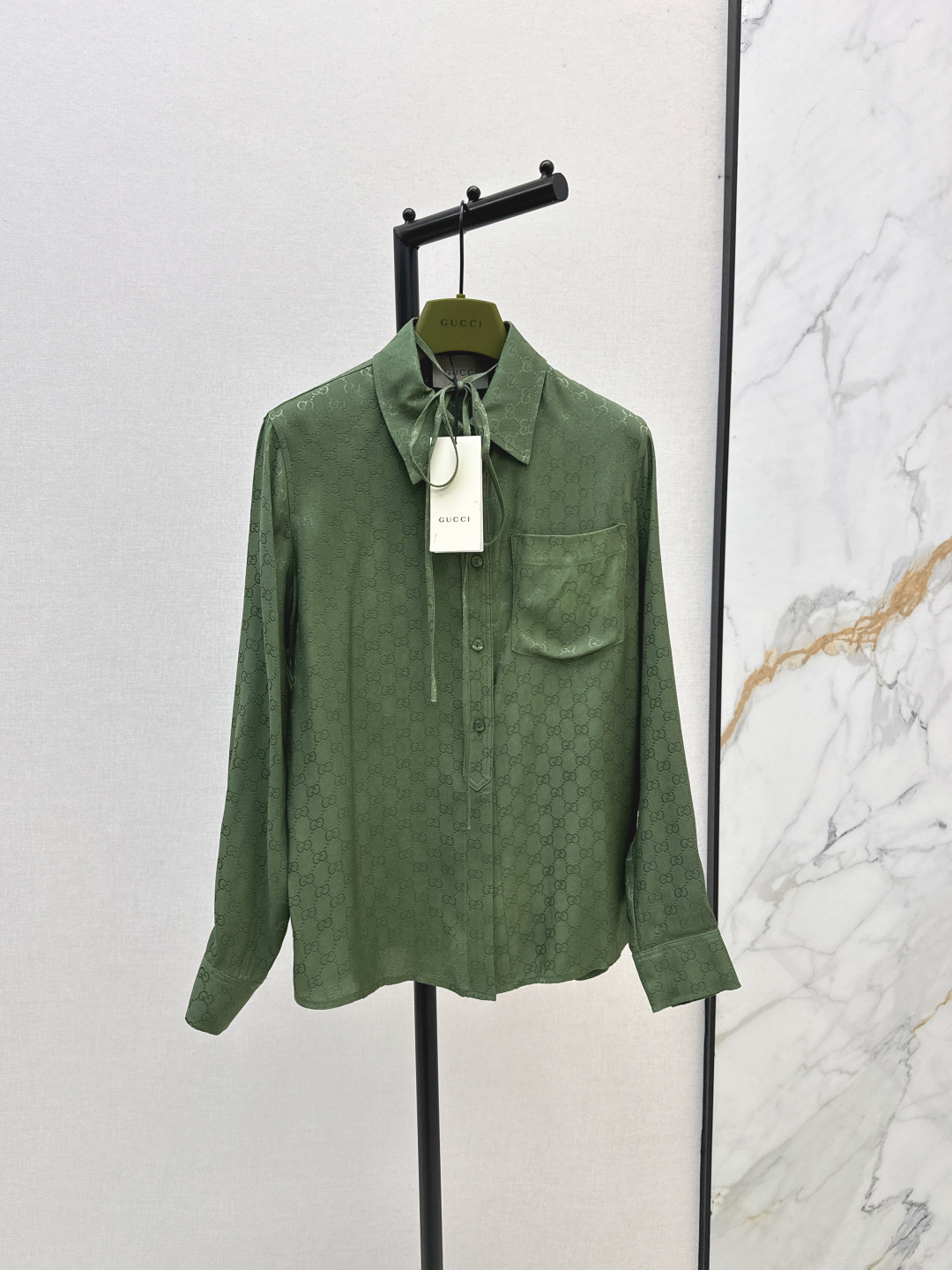 NO:472881,Gu 25Ss——————The latest double G jacquard green lapel shirt in early autumn. Classic loose T-design. The upper body is comfortable and versatile. Full print double G jacquard fabric. Full of high-end feel. The loose shirt style is casual and casual. It can easily wear it to a youthful look that reduces age. One color is available for sale in stock. sml, shirts, alexander wang19860909Gu 25Ss————早秋最新款双G提花绿色翻领衬衫 经典的宽松t设计 上身舒适又百搭 满印双G提花面料 高级感满满 宽松衬衫版型随性休闲 轻松穿出减龄洋气的青春感 一色现货发售sml,,shirts,alexander wang,Women's clothing