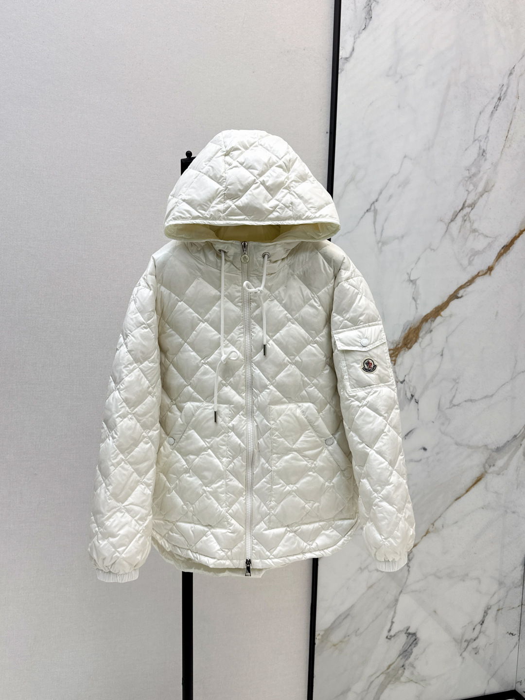 NO:472865,With dust bag MC 25Ss———The latest hooded zippered down jacket in autumn and winter. Custom-developed hardware accessories are all detailed in place. The waist-hugging perfect version is excellent. The goddess must have versatile and fashionable and handsome. National standard 90 white goose down filling. Memory silk fabric has a straight and stylish texture. Warm and refuse to be bloated. Two colors are available for sale in stock. sml, down jacket, hats, alexander wang19860909配防尘袋MC 25Ss———秋冬最新款连帽拉链轻薄羽绒服 定制开发五金配件所有细节处理全面到位 收腰完美版型上身效果超赞 女神必备 百搭时髦又帅气 国标90白鹅绒填充 记忆丝面料质感立挺有型 保暖拒绝臃肿 两色现货发售sml,,down jacket,hats,alexander wang,Women's clothing