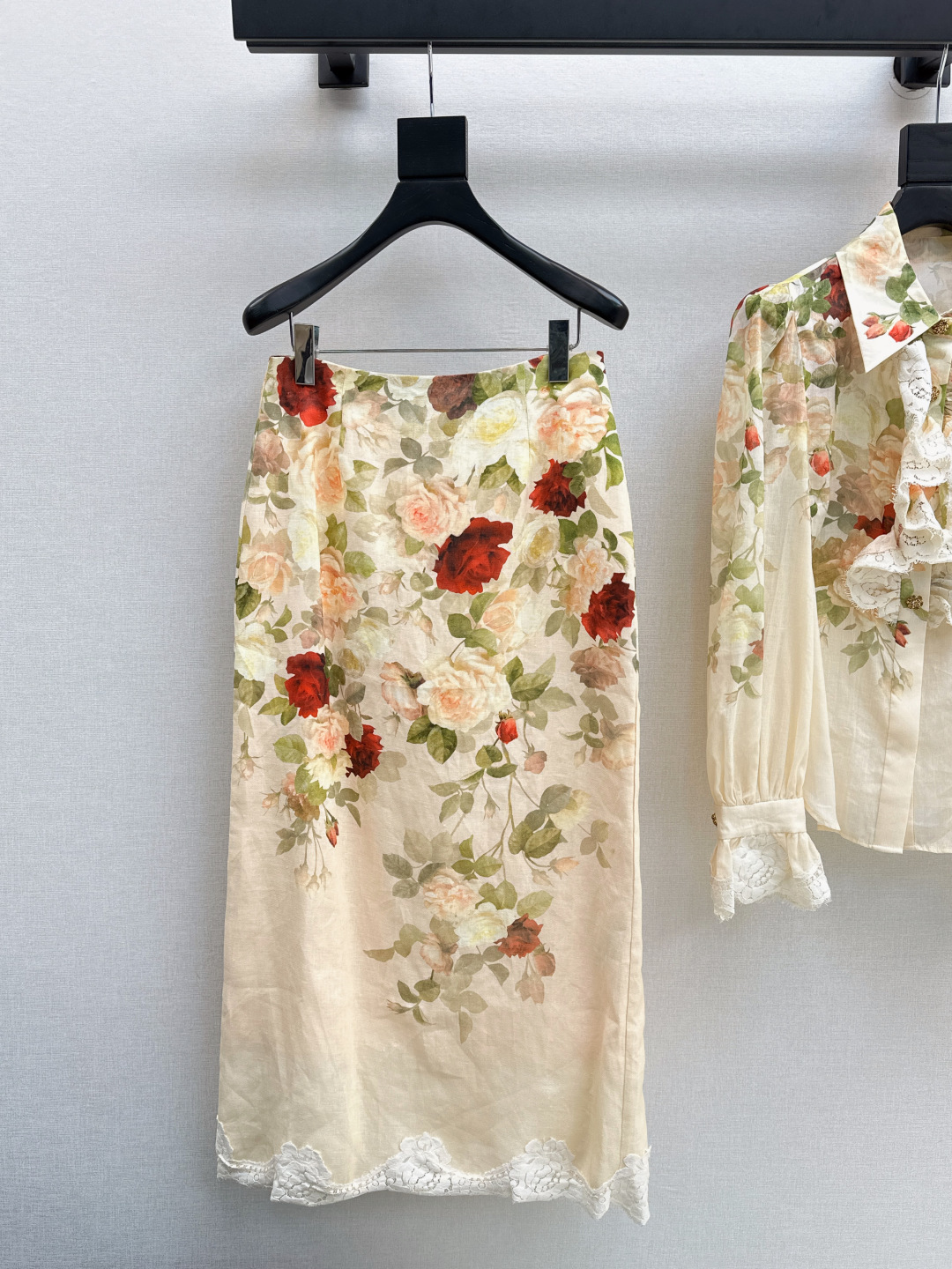 NO:472860,Exclusive first release Zimmen-M 25Ss————The latest vacation style flower series set in early autumn, flower pattern retro elegant shirt + floral hip skirt, elegant and fresh vacation style, elegant pattern print, romantic and elegant white and rich beauty essential items imported 100% linen fabric, one color divided development, spot sale smlxl, skirts,shirts,alexander wang19860909独家首发 Zimmen-M 25Ss———早秋最新款度假风花卉系列套装花朵图案复古优雅衬衫+花卉包臀半裙 淡雅清新的度假风气息 优雅图案印花浪漫优雅的白富美必备单品 进口百分百亚麻面料 一色分开发 现货发售smlxl,,skirts,shirts,alexander wang,Women's clothing