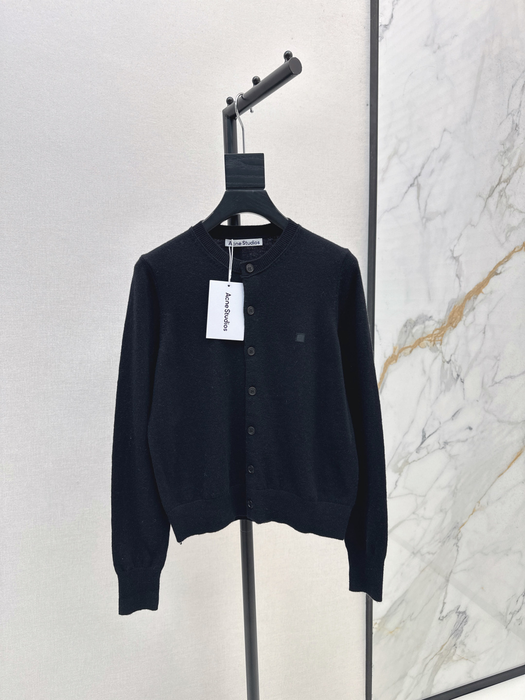 NO:472851,ANc～E 25Ss—————The latest lapel long-sleeved cardigan in early autumn, customized wool yarn weaving, delicate texture, soft and comfortable, delicate and soft, college style adds youthful atmosphere, letter logo embroidery embroidery, literary and artistic color matching shows the charm of age reduction, essential outfits for dates and commuting, two colors are available for sale in stock,,alexander wang19860909ANc～E 25Ss————早秋最新款翻领长袖开衫 定制羊毛纱线织造 质感细腻 柔软舒适 细致柔软 学院风增加青春气息 字母徽标刺绣点缀 文艺感配色尽显减龄魅力 约会通勤必备穿搭 两色现货发售sml,,alexander wang,Women's clothing