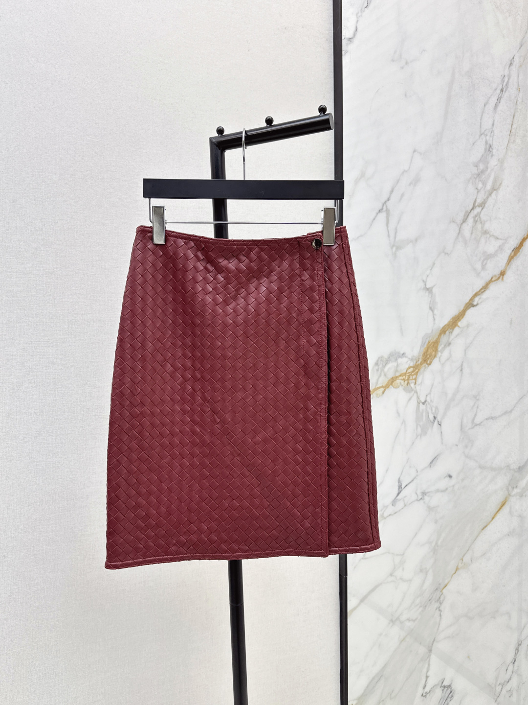 NO:472842,～BV 25Ss————The latest braiding craftsmanship in early spring, retro modern and fashionable essential leather jacket + hip-cover skirt overzise silhouette jacket style imported 100% lambskin weaving craftsmanship leather oily and soft and delicate, same style for men and women, retro American college style classic design super love A and casual lazy style Temperament fashionable and high-end Perfect style upper body A and cool Two colors on sale sml, bottega veneta, skirts, jackets & coats, jackets & coats, leather jacket, sheepskin, alexander wang19860909重磅推出 ～BV 25Ss————早春最新款编织工艺复古摩登时髦精必备皮衣外套+包臀半裙 overzise廓形夹克版型 进口百分百小羊皮编织工艺 皮质肉感油润柔软又细腻 男女同款 复古美式学院风经典设计超级大爱 又A又飒随性的慵懒风 气质时髦又高级 完美版型上身又A又飒 两色现货发售sml,,bottega veneta,skirts,jackets & coats,jackets & coats,leather jacket,sheepskin,alexander wang,Women's clothing